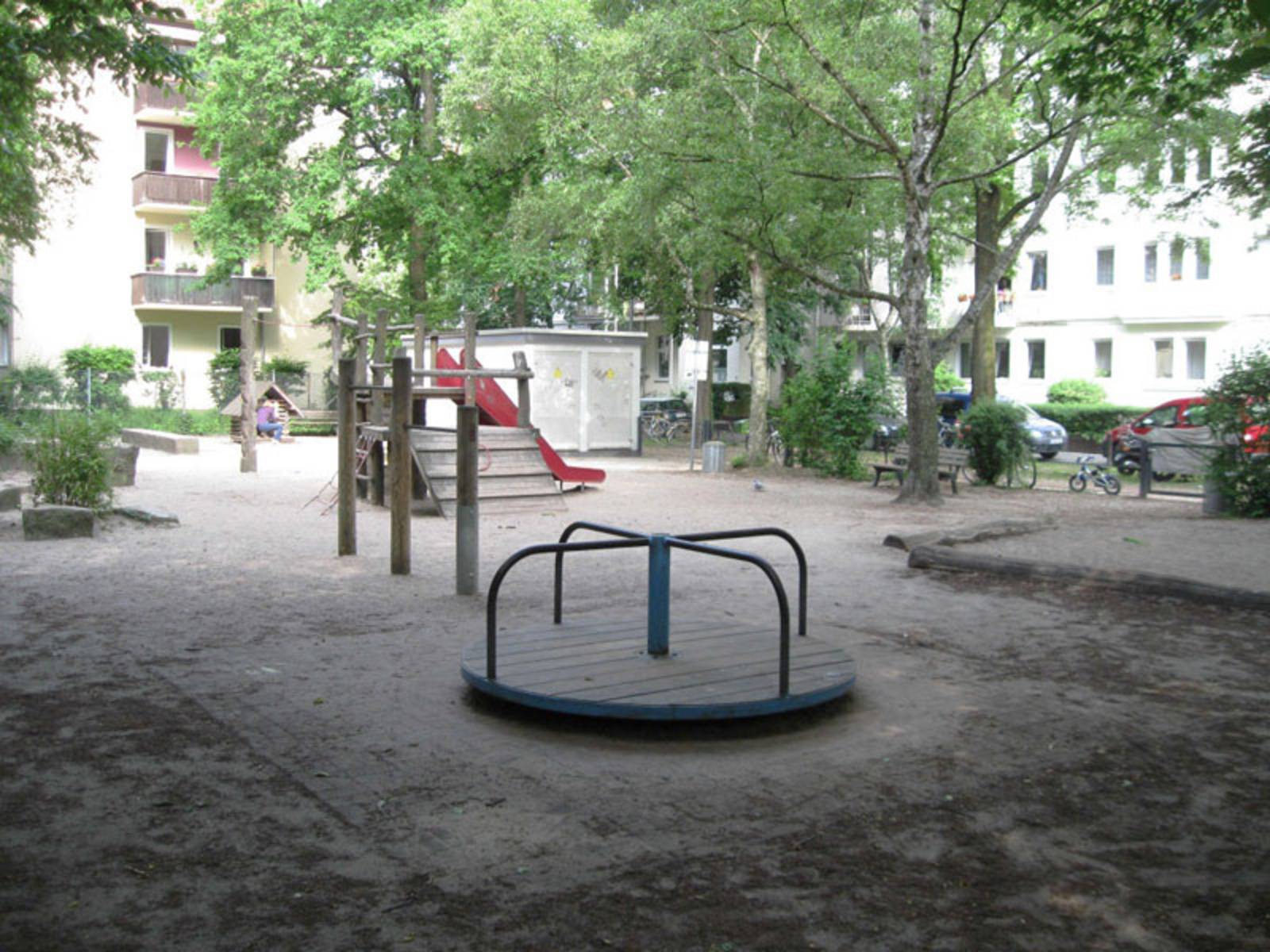 Spielgeräte auf dem Spielplatz in der Fundstraße