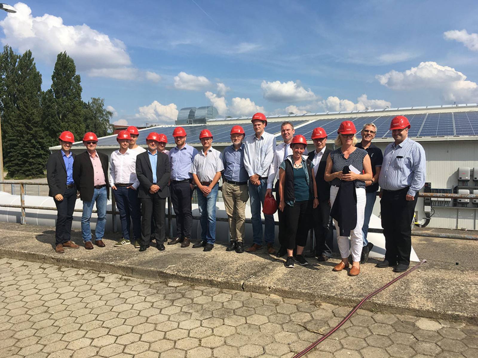 Gruppenfoto der AG Industrie auf dem Kraftwerksgelände Herrenhausen