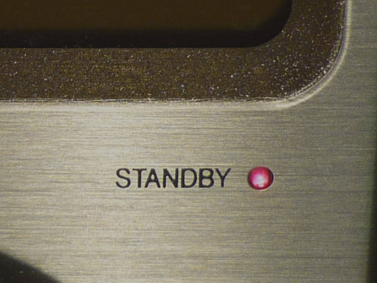 Rote Leuchte am CD-Player signalisiert Standby-Stromverlust.