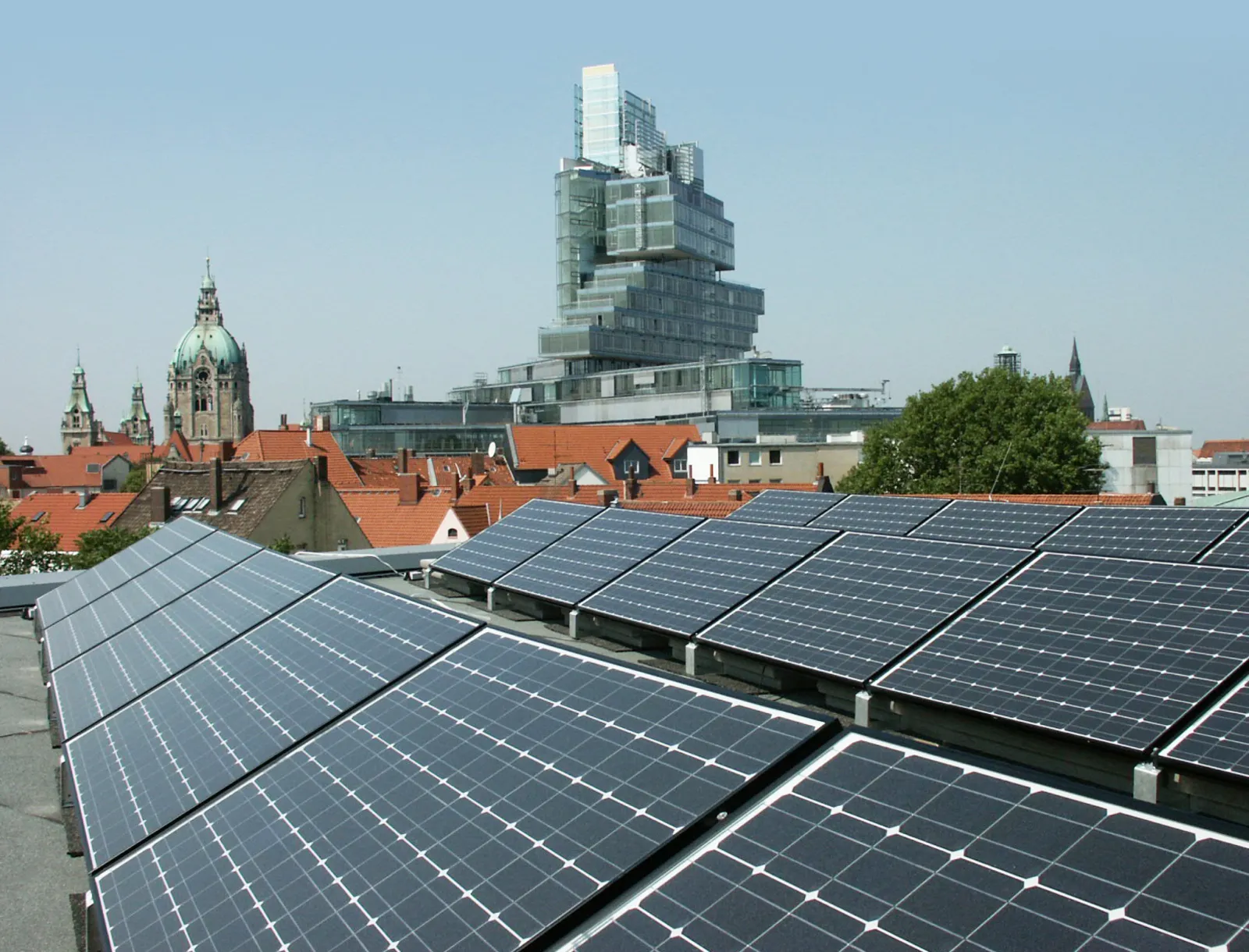 Ausblick über eine Solarstromanlage auf Neues Rathaus und Nord LB