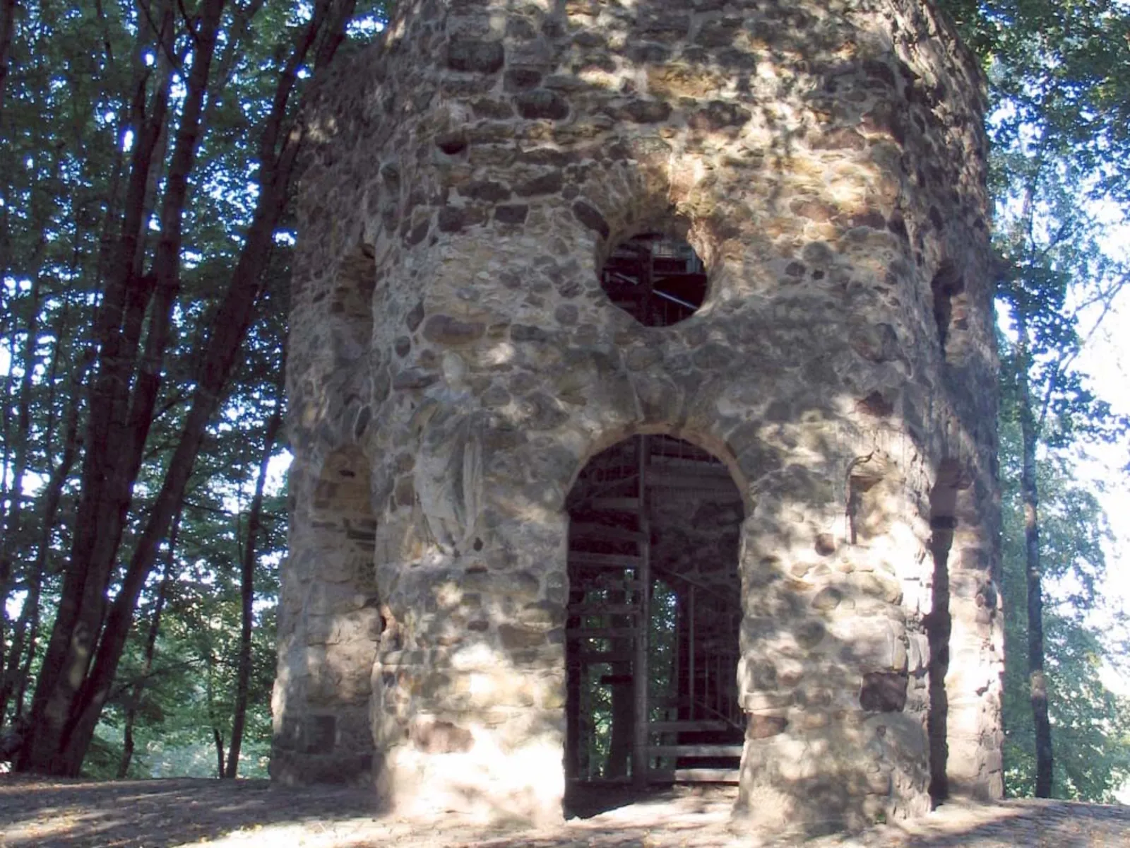 Turm in einem Wald.