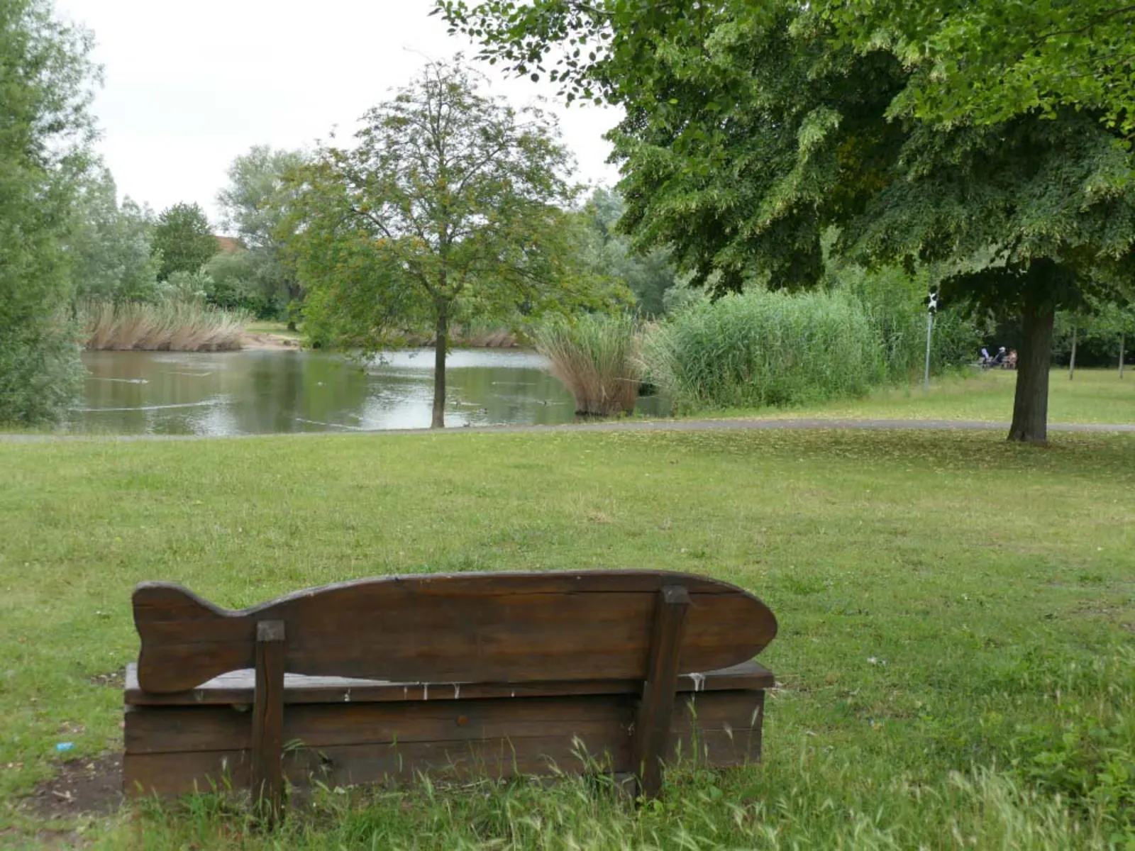 Bank vor einem See.