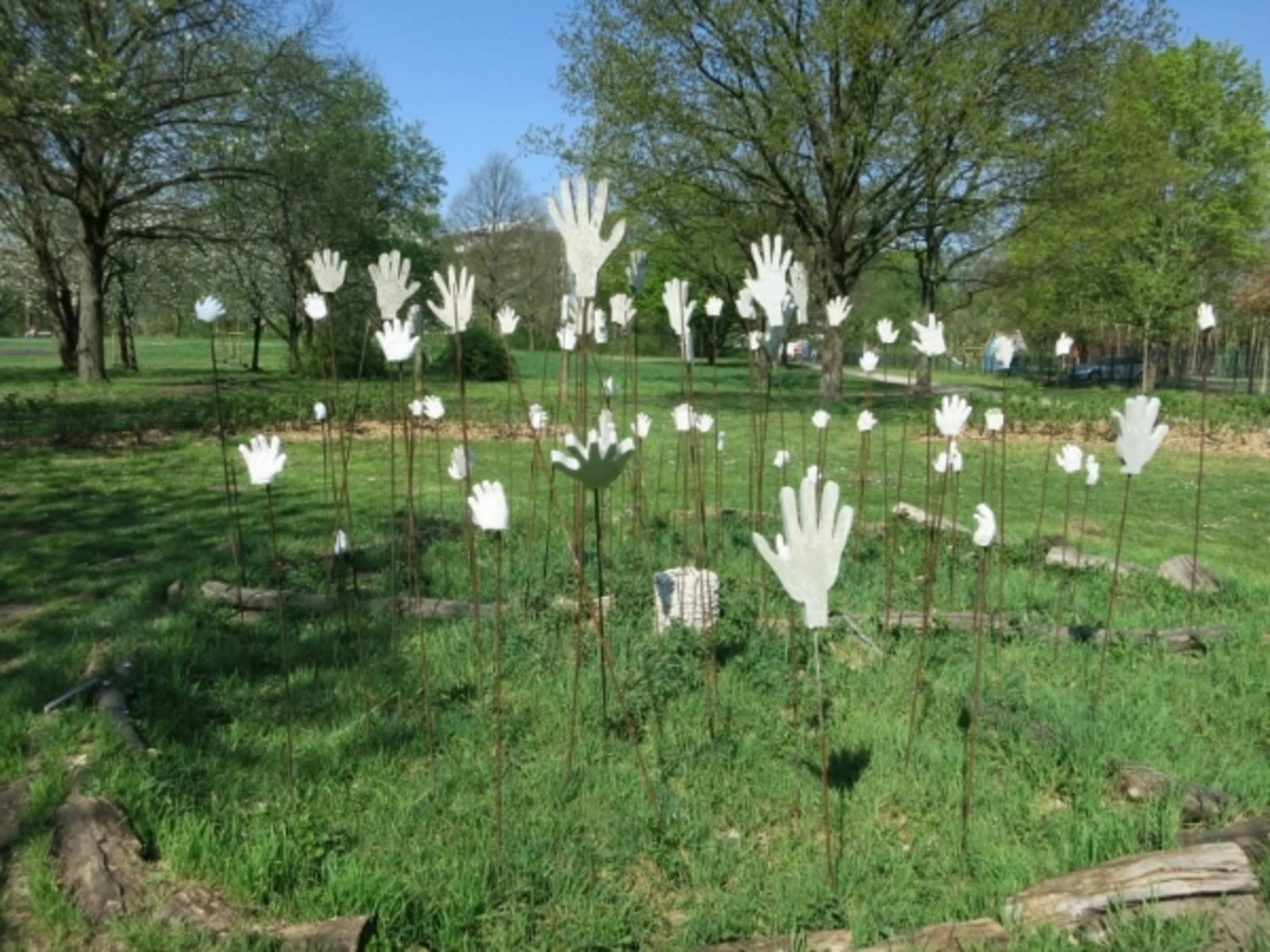 Skulptur aus weißen Händen am Hiroshima Gedenkhain