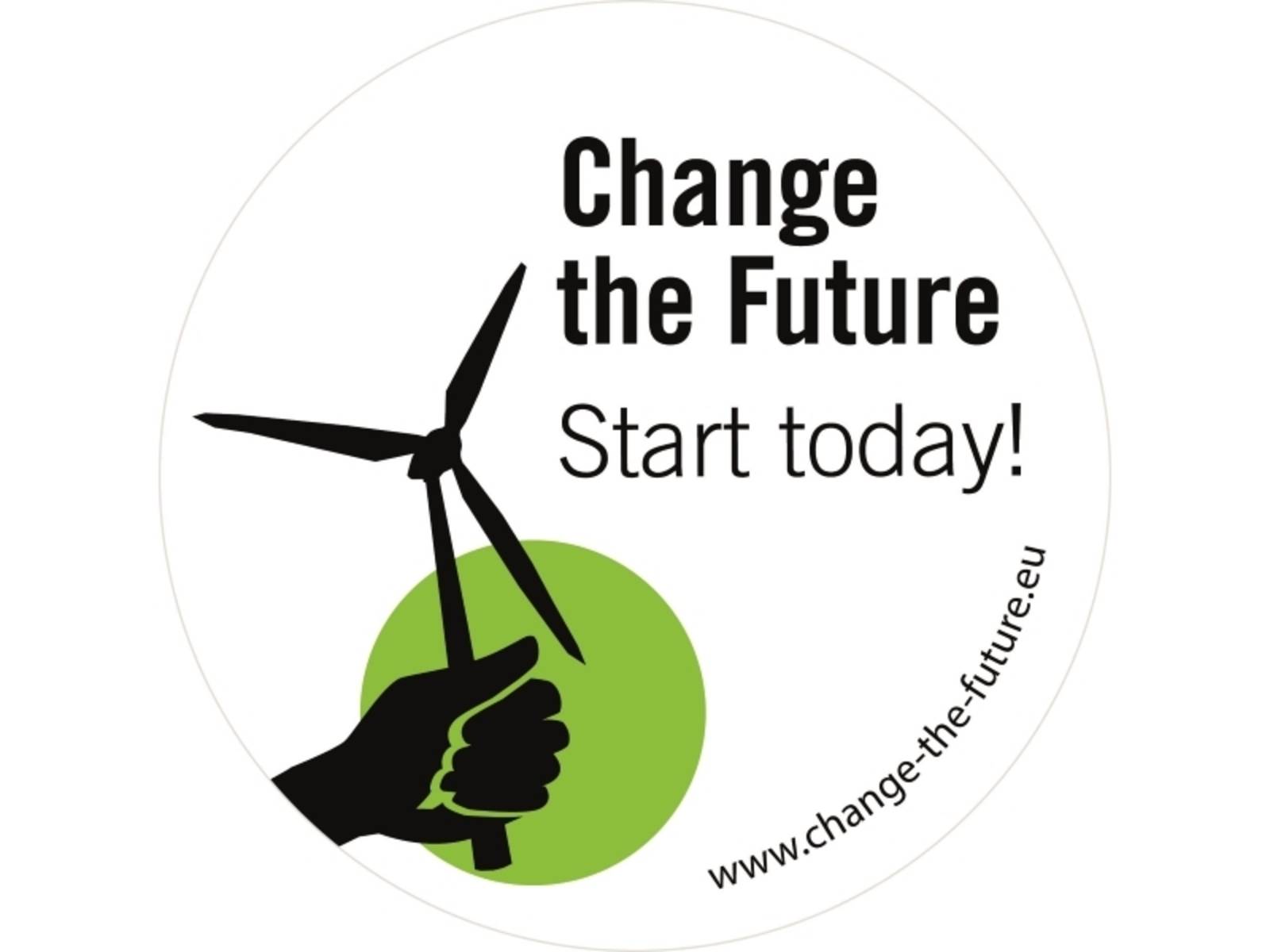 Das Logo Change the Future zeigt eine Hand, die ein Windrad hält vor einem grünen Hintergrund