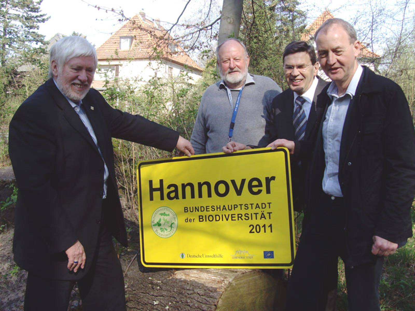 Hannover-Ortsschild mit Zusatz "Bundeshauptstadt der Biodiversität 2011"