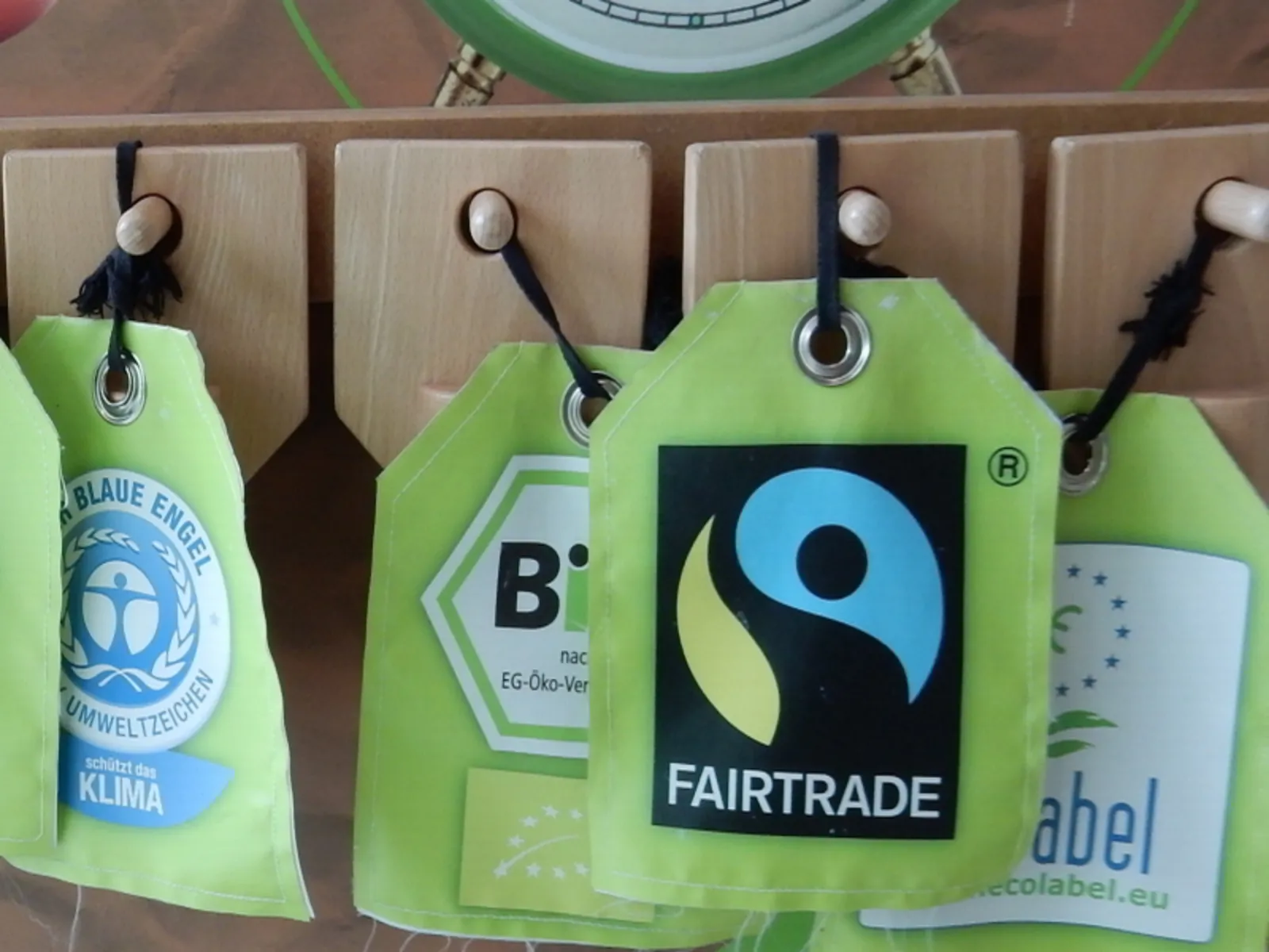 Grüne Wimpel mit Umweltlabels - Ausschnitt aus dem KonsumKompass