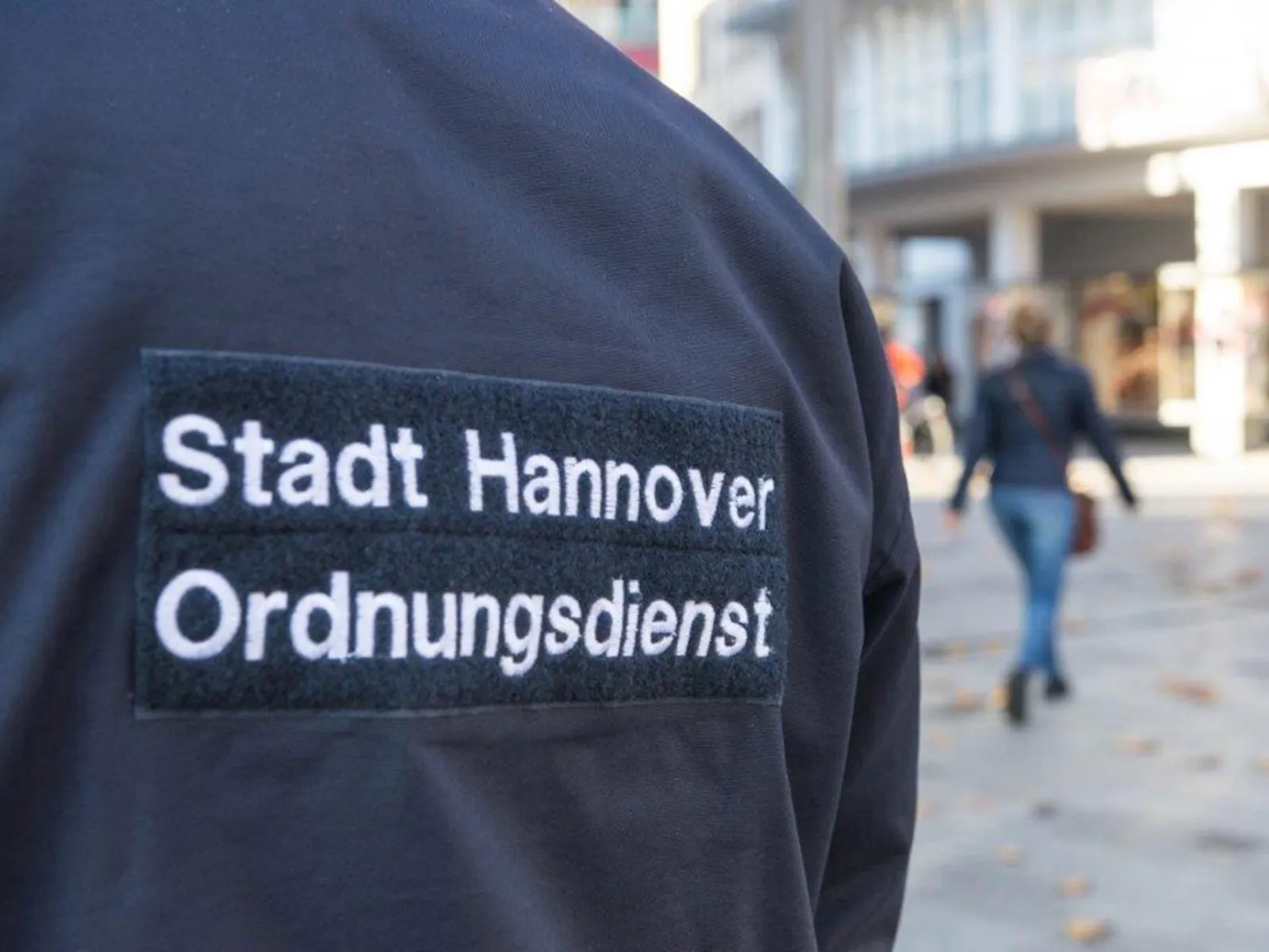 Auf einer blauen Jacke ist der Schriftzug "Stadt Hannover Ordnungsdienst" aufgebracht.