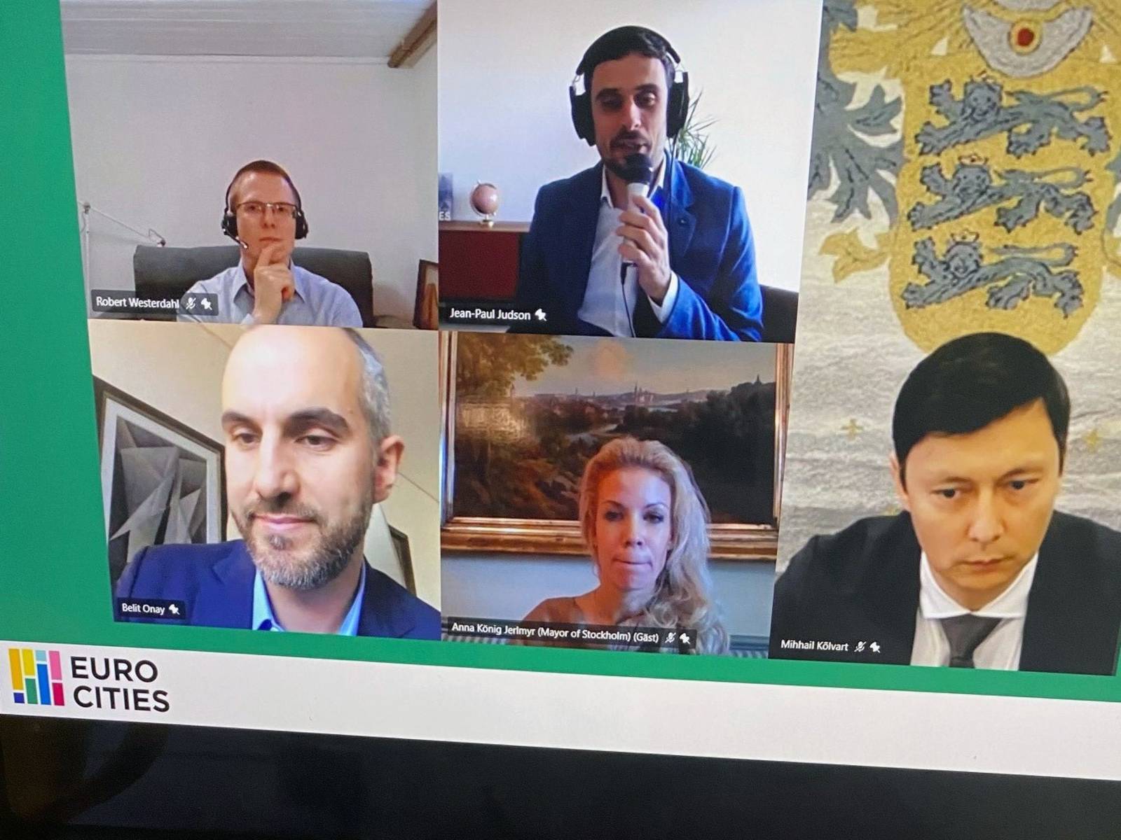 Videokonferenz: Fünf Personen in fünf Bildausschnitten sind auf einem Bildschirm zu sehen.