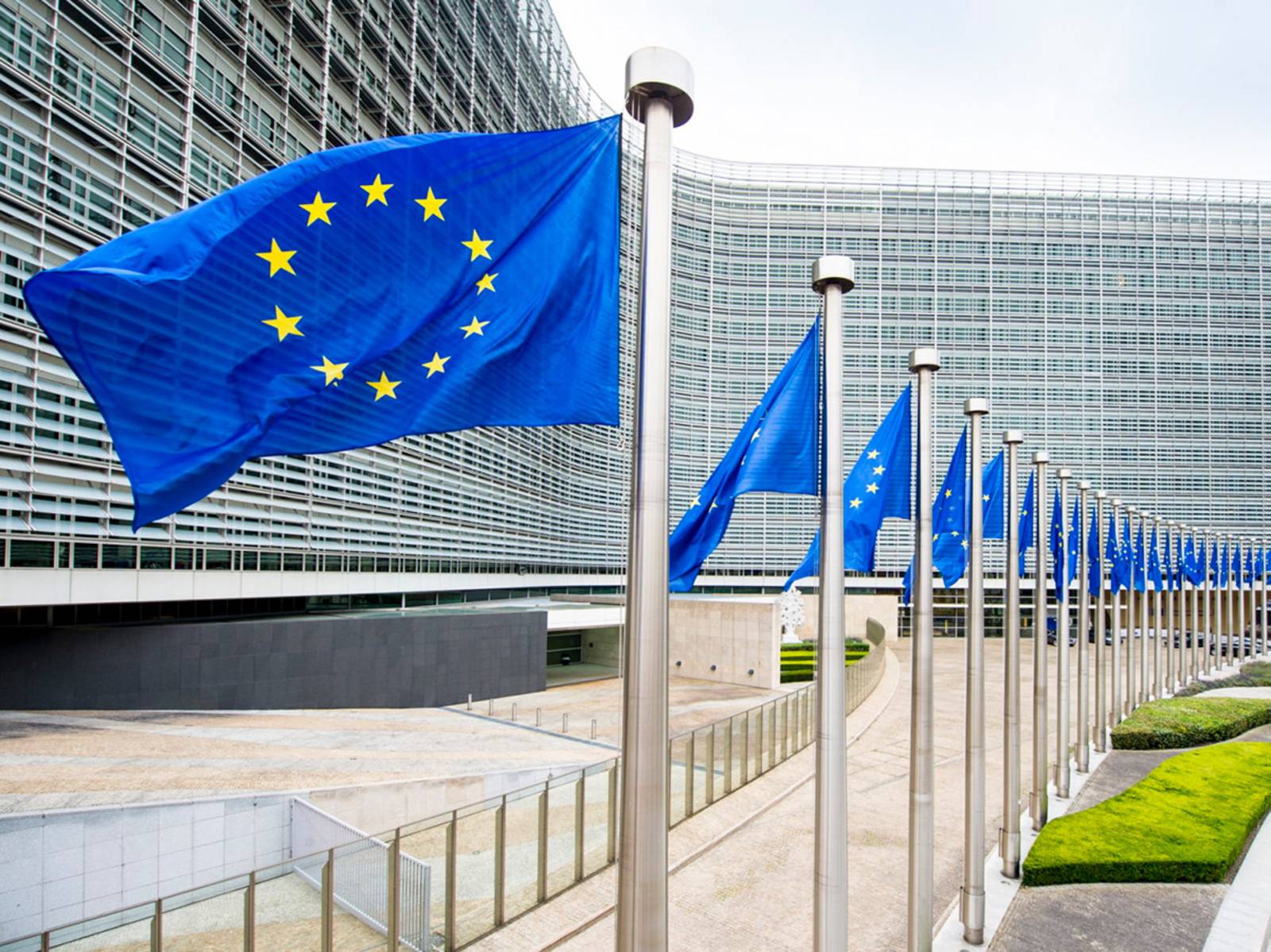 Europaflaggen vor dem Gebäude der Europäischen Kommission