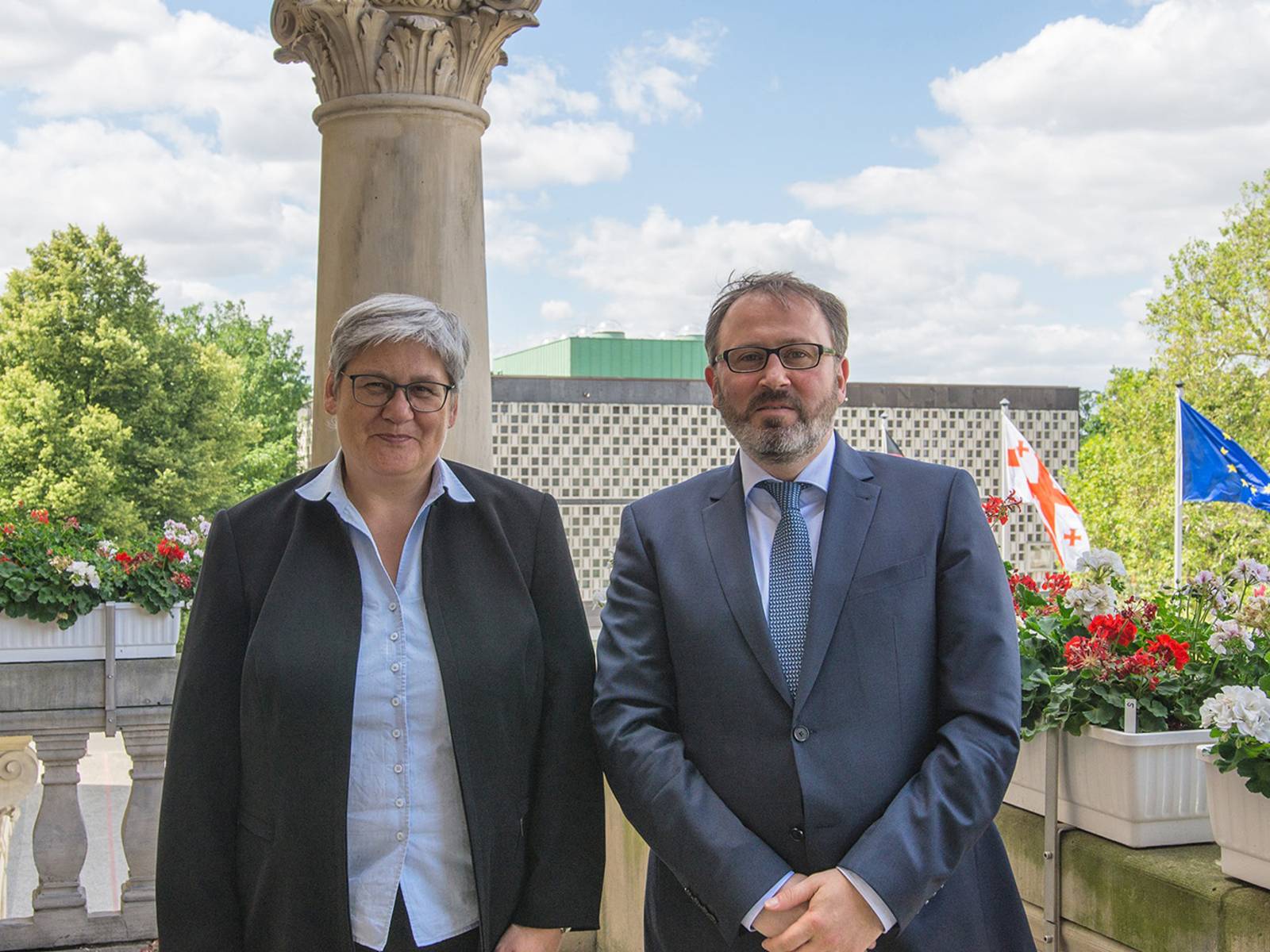 Die Erste Stadträtin Sabine Tegtmeyer-Dette und der georgische Botschafter Dr. Elguja Khokrishvili auf dem Balkon des Neuen Rathauses in Hannover.