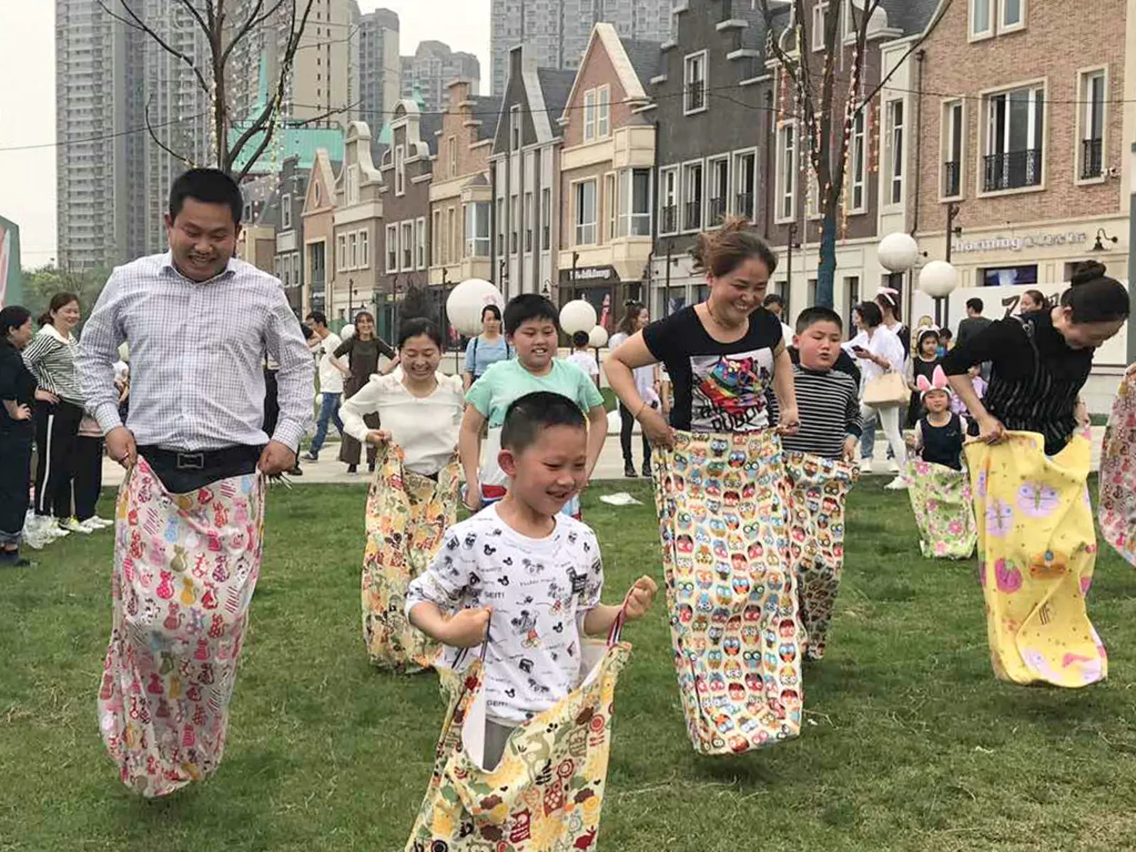 Kinder und Erwachsene beim Sackhüpfen auf der Hannoverschen Straße