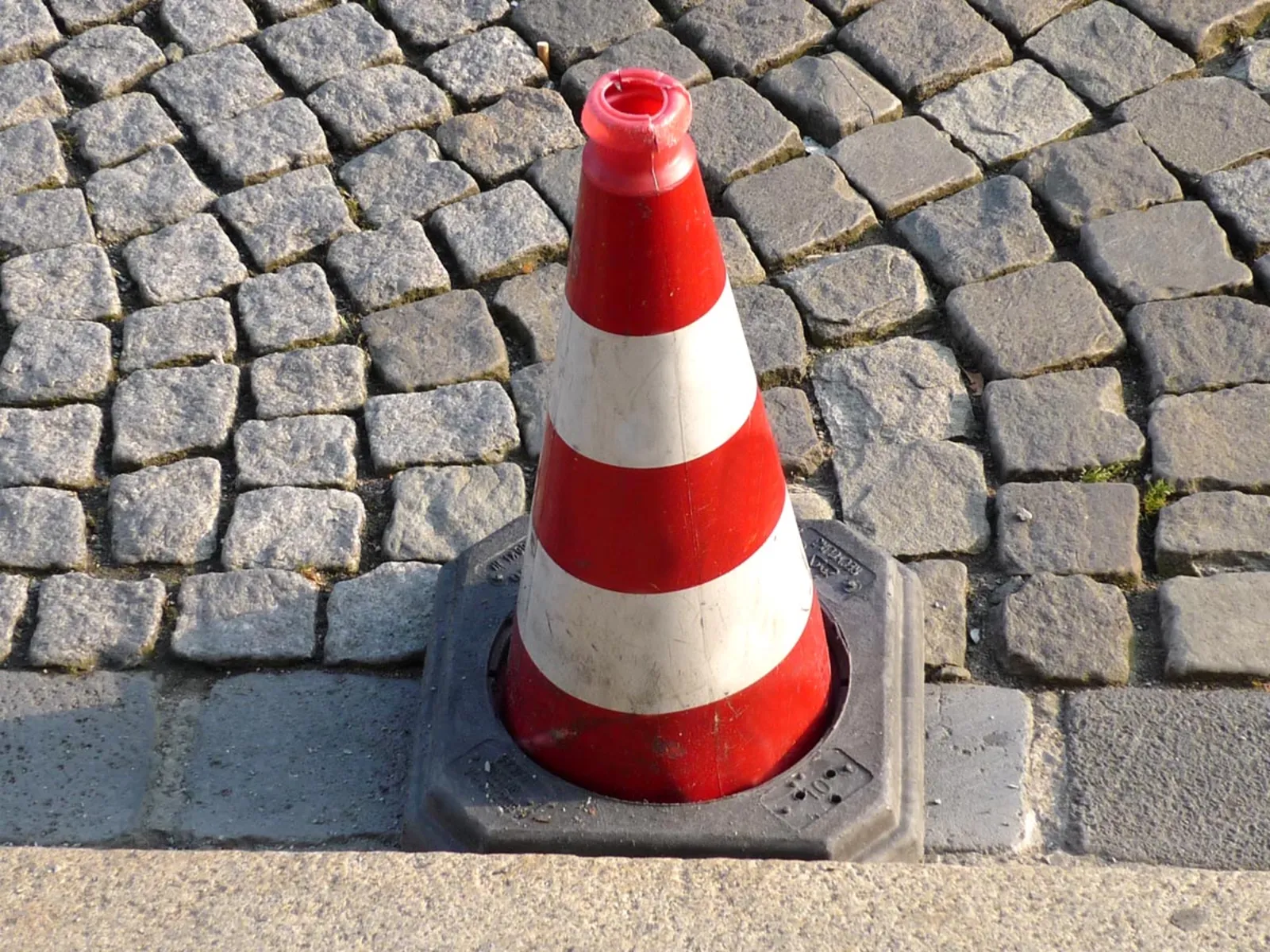 Rot-weißer Kegel, der zur Baustellenabsicherung dient