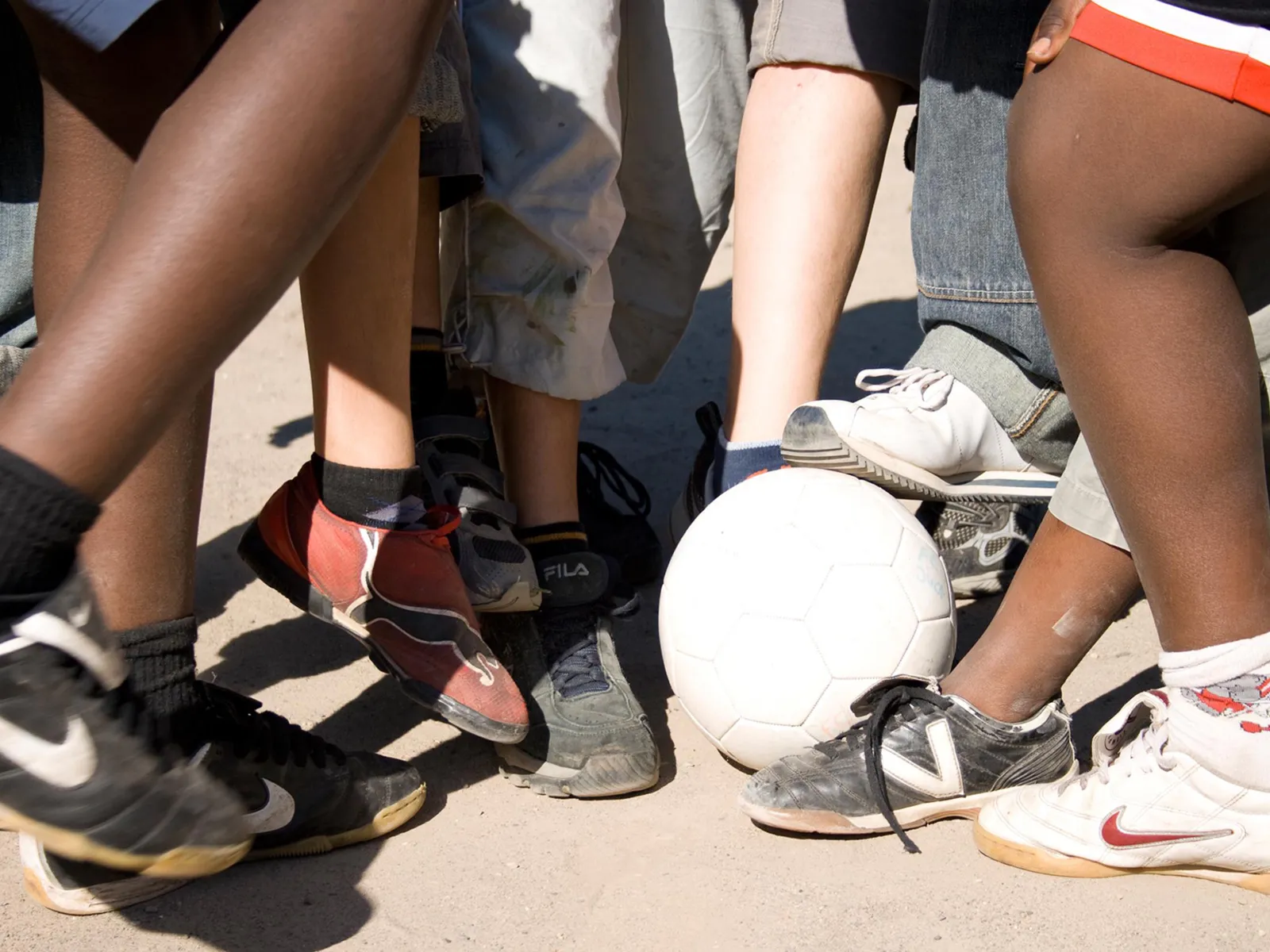 Jugendliche beim Kicken