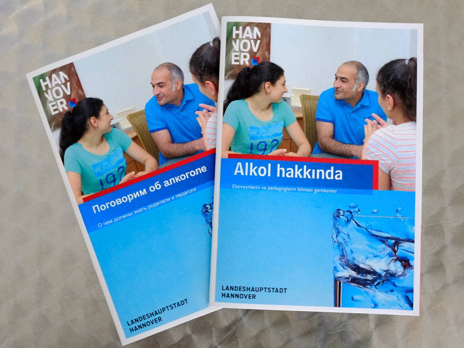 Titelseiten der Broschüre "Über Alkohol reden" auf Russisch und Türkisch