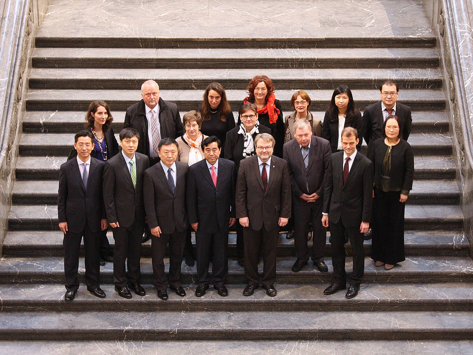 Die chinesische Delegation mit Bürgermeister Hermann und der Ersten Stadträtin, Frau Tegtmeyer-Dette, auf der Rathaustreppe.