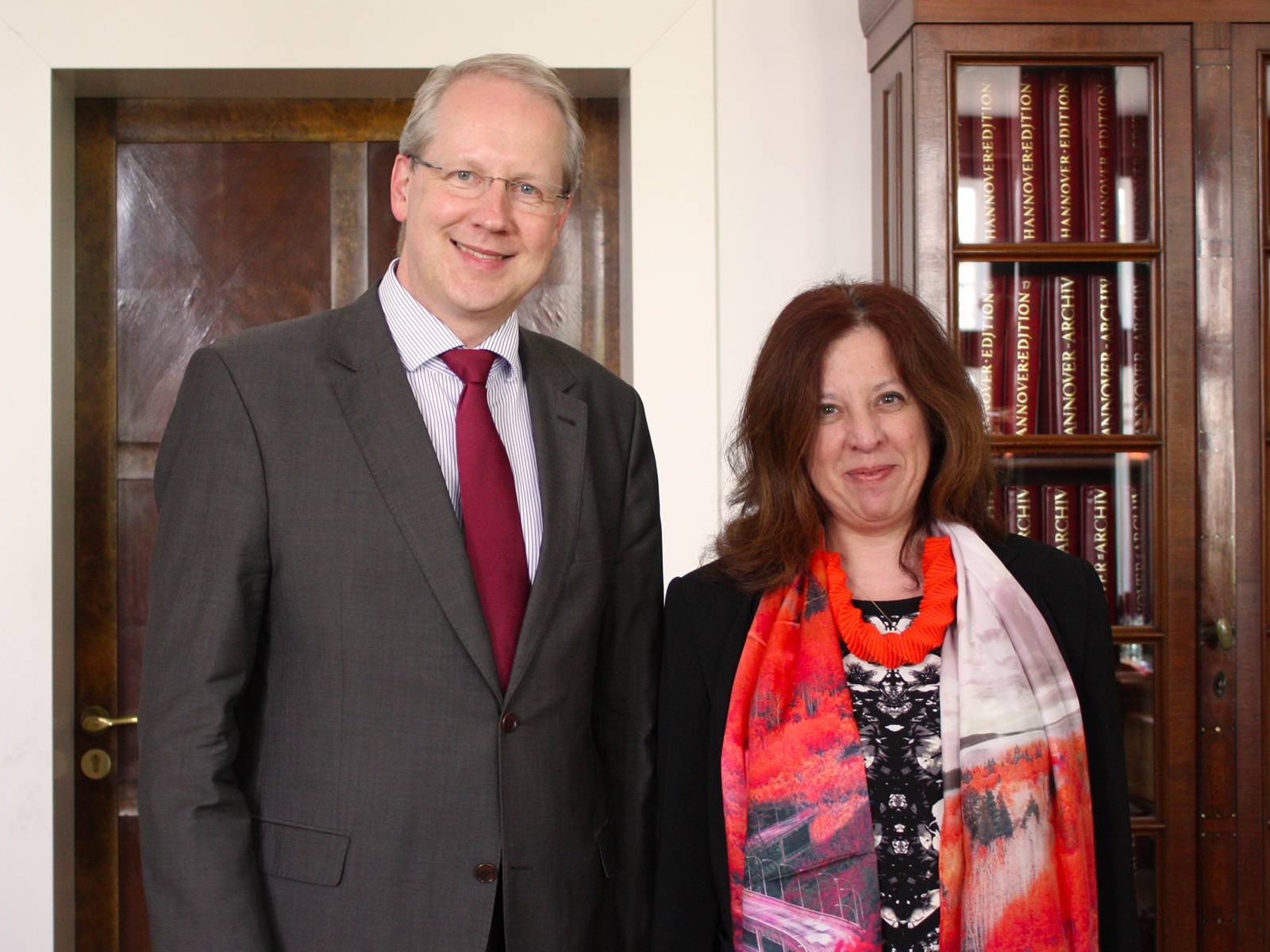 Oberbürgermeister Stefan Schostok und Luisa Pais Lowe, die Generalkonsulin von Portugal in Hamburg, stehen nebeneinander