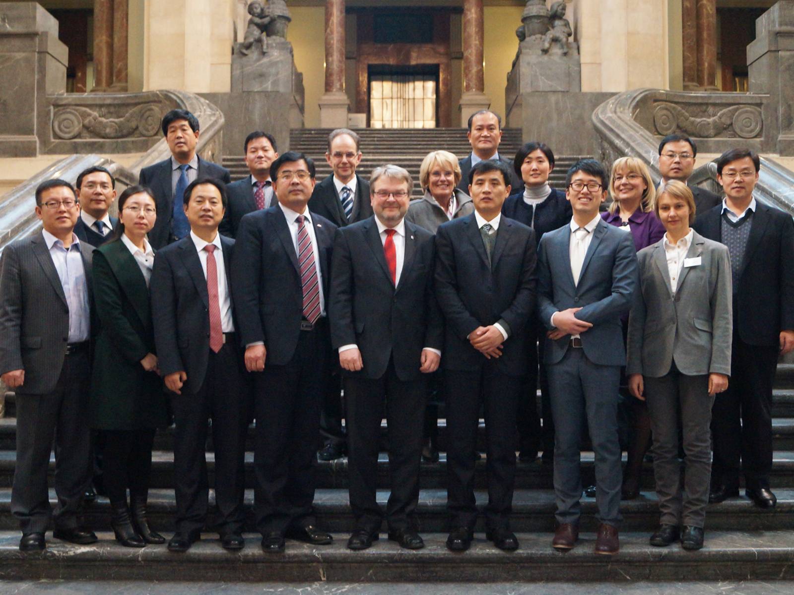 Die Delegation aus Shandong mit Bürgermeister Hermann und Mitarbeiterinen des Internationalen Büros auf der Treppe im Neuen Rathaus