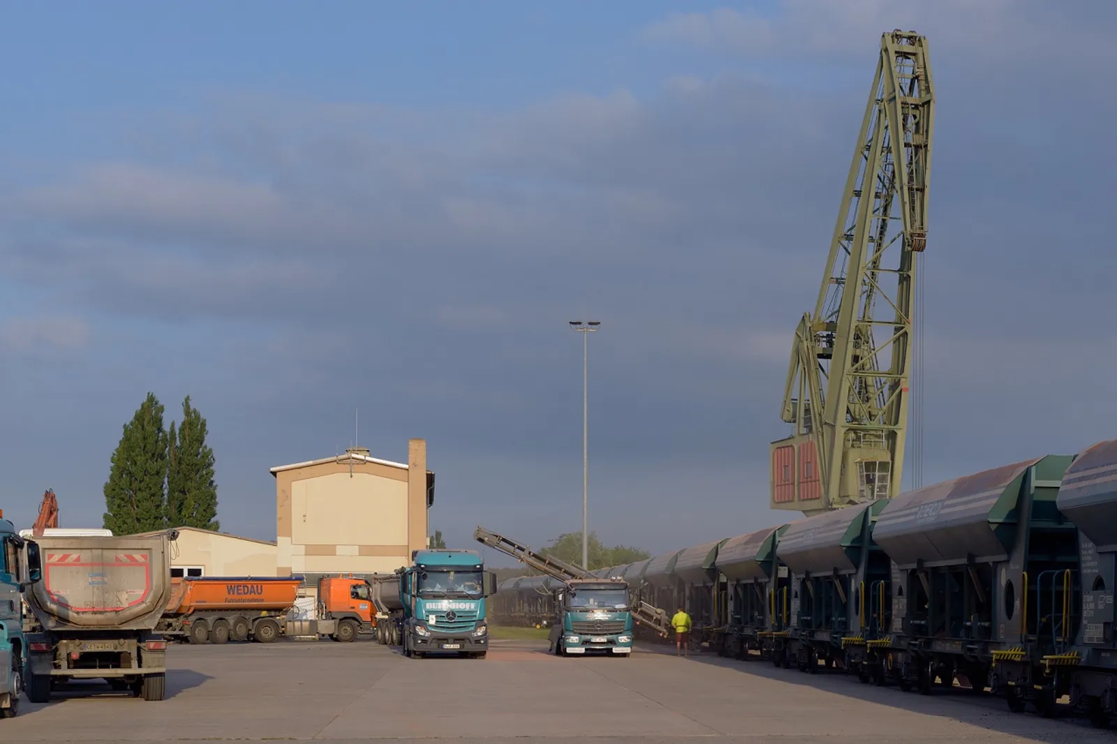 Verladung von Schüttgut von Schiene auf Straße