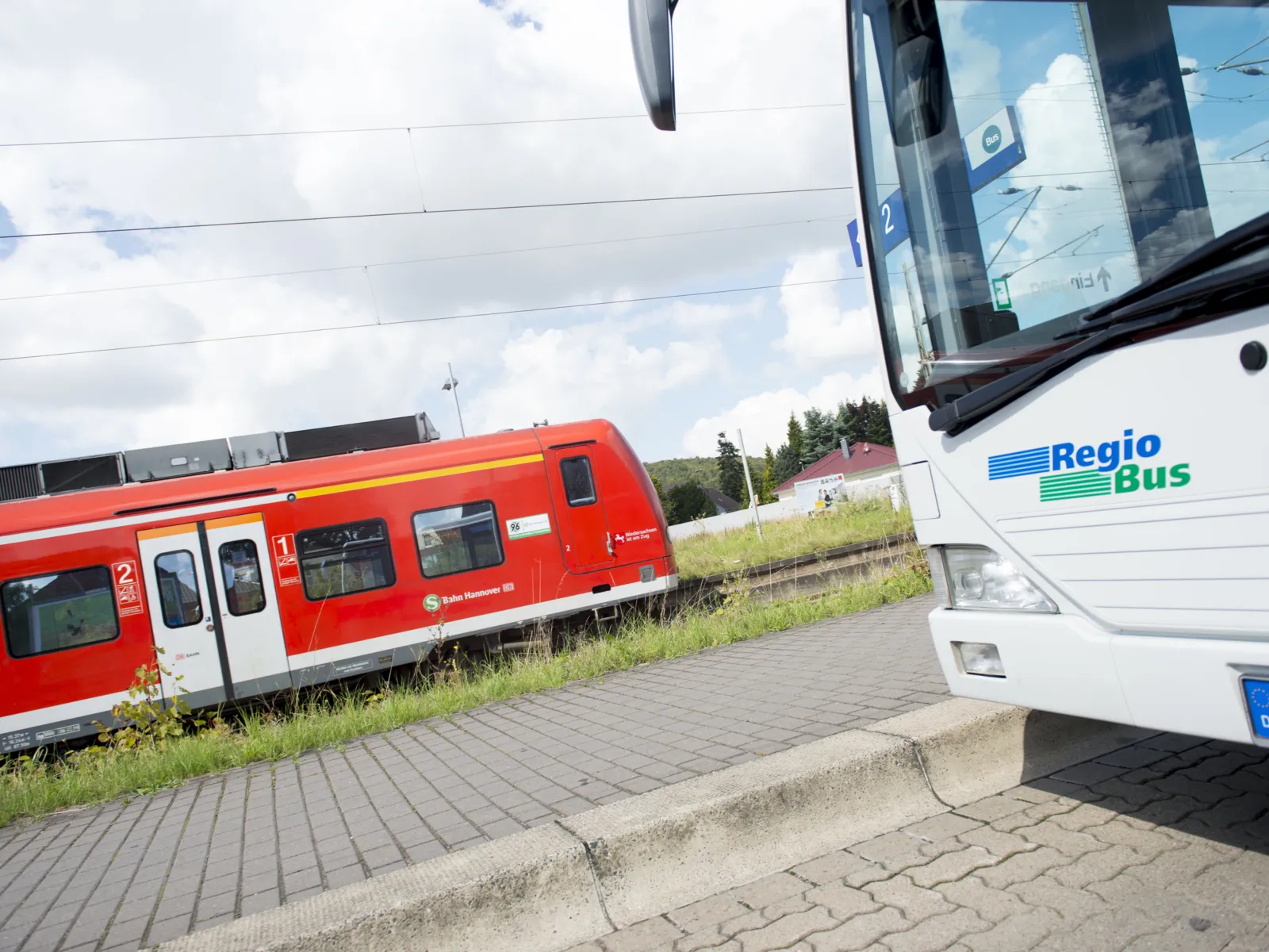 Stadtbahn und ein Bus
