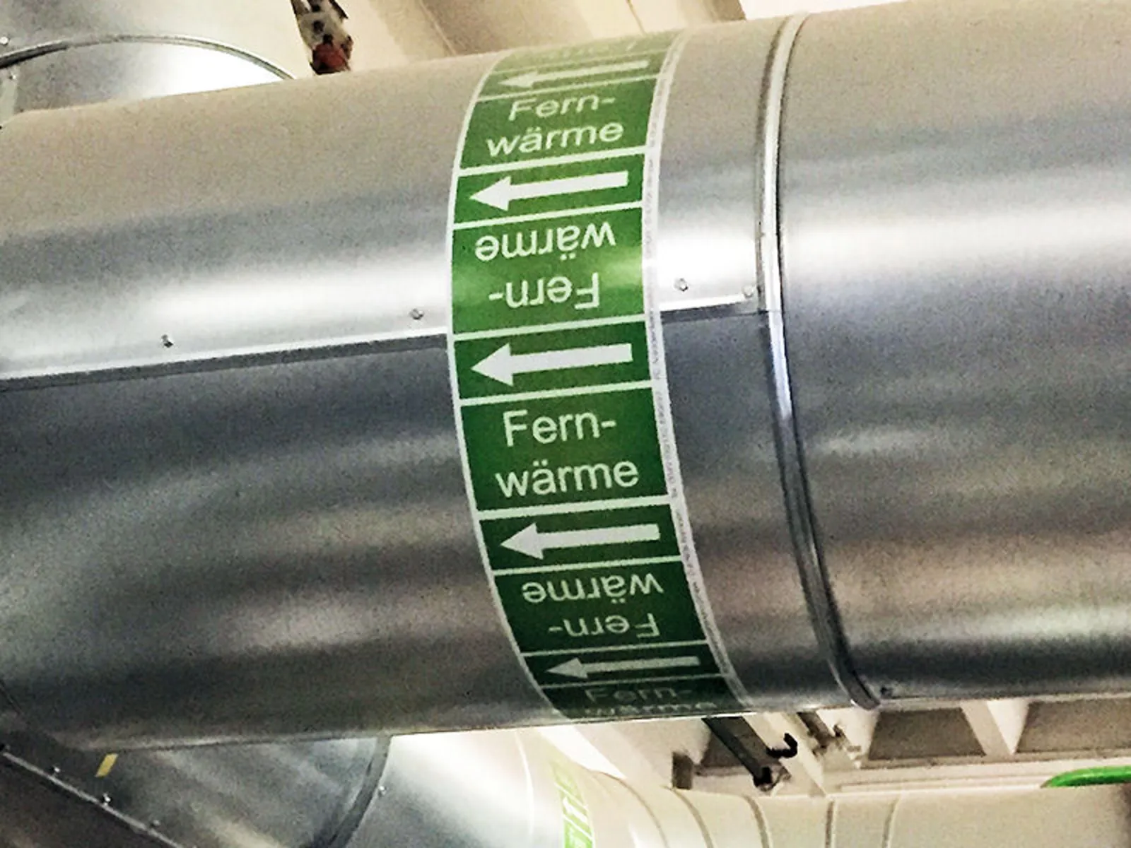 Rohr mit der Aufschrift Fernwärme
