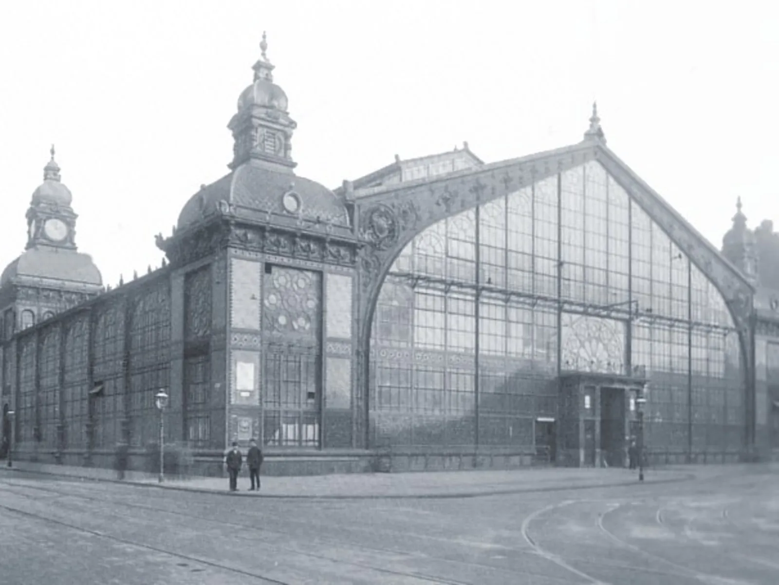 Schwarzwei&szlig;-Foto einer gro&szlig;en Halle.