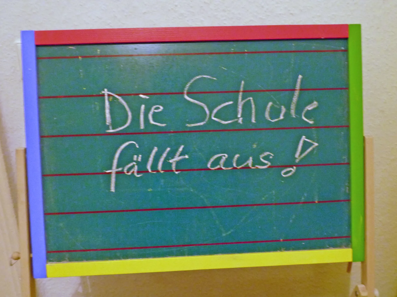 Tafel auf der steht: Die Schule fällt aus.