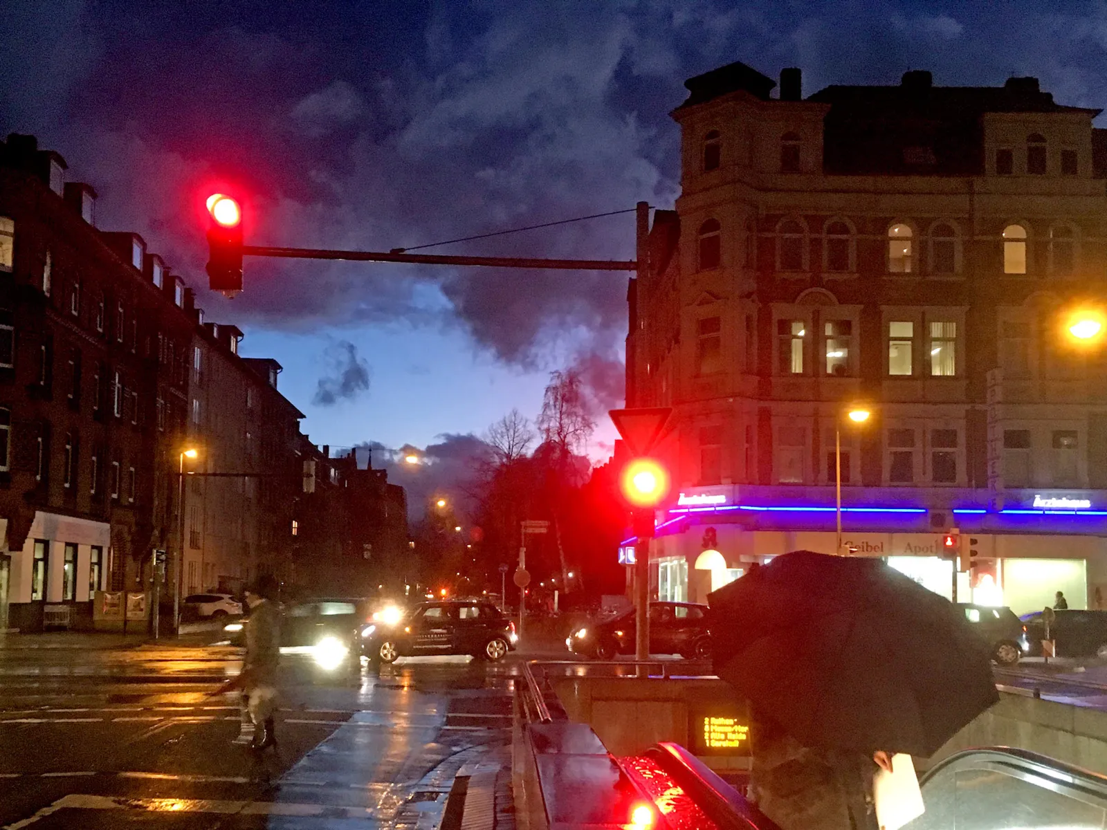 Straßenzug mit Passanten.