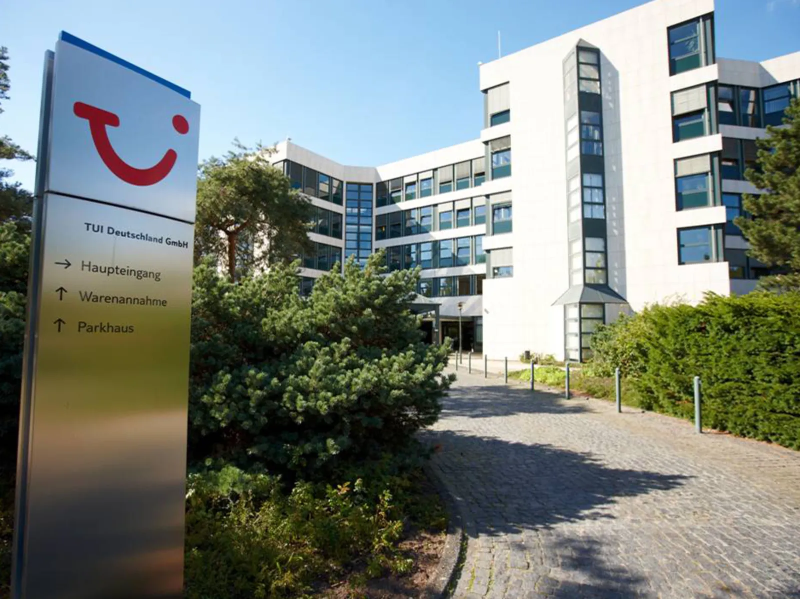 Eingangsbereich eines Gebäudekomplexes