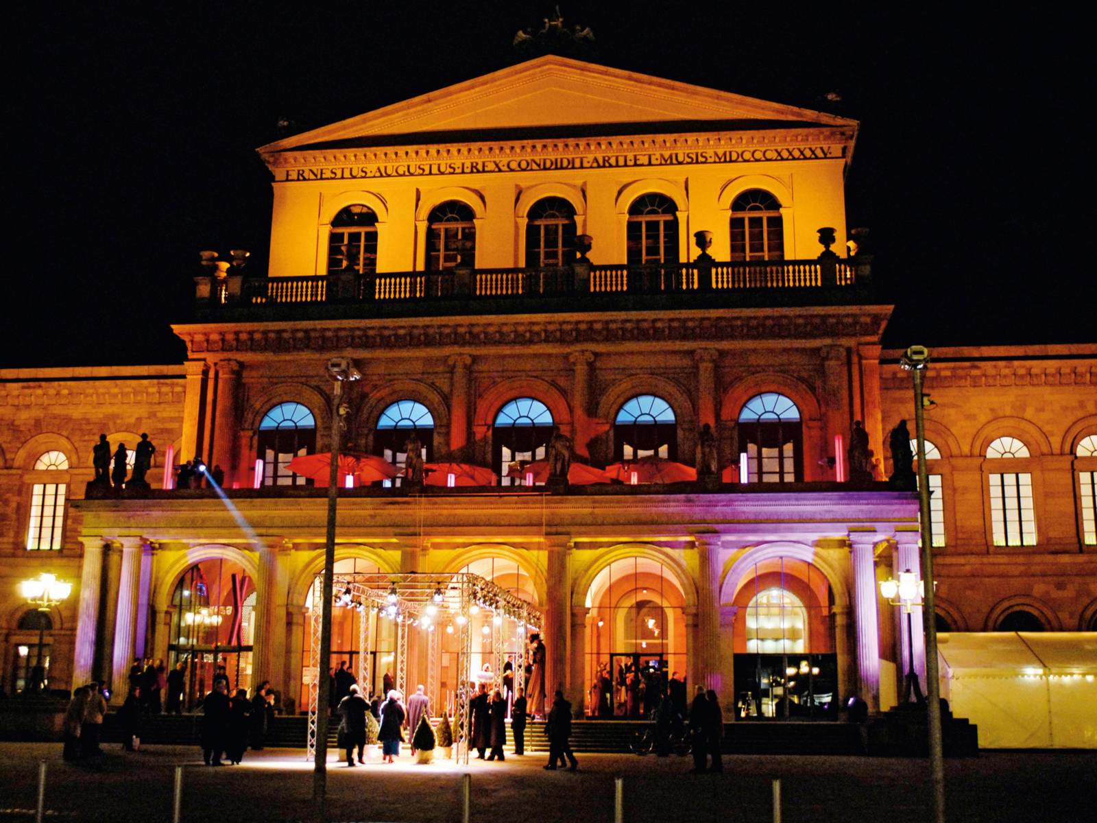 Das Opernhaus bei Nacht mit bunten Lichtern angestrahlt