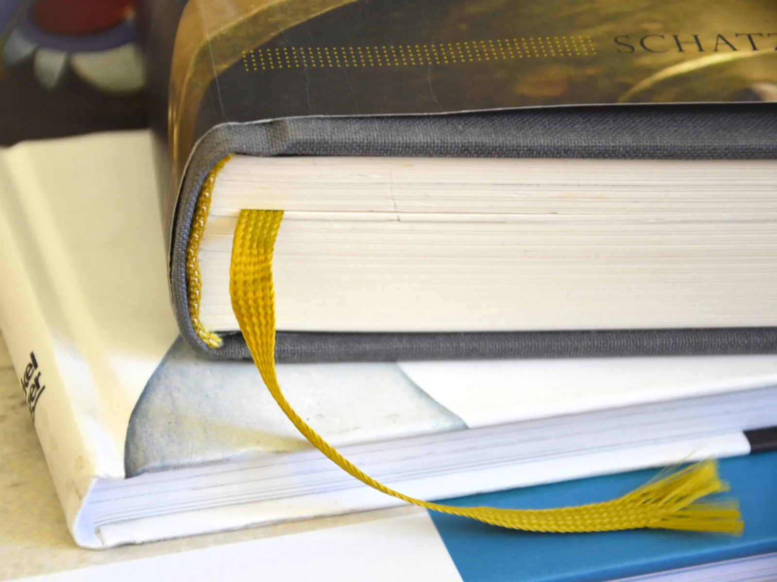 Mehrere Bücher aufeinander gestapelt.