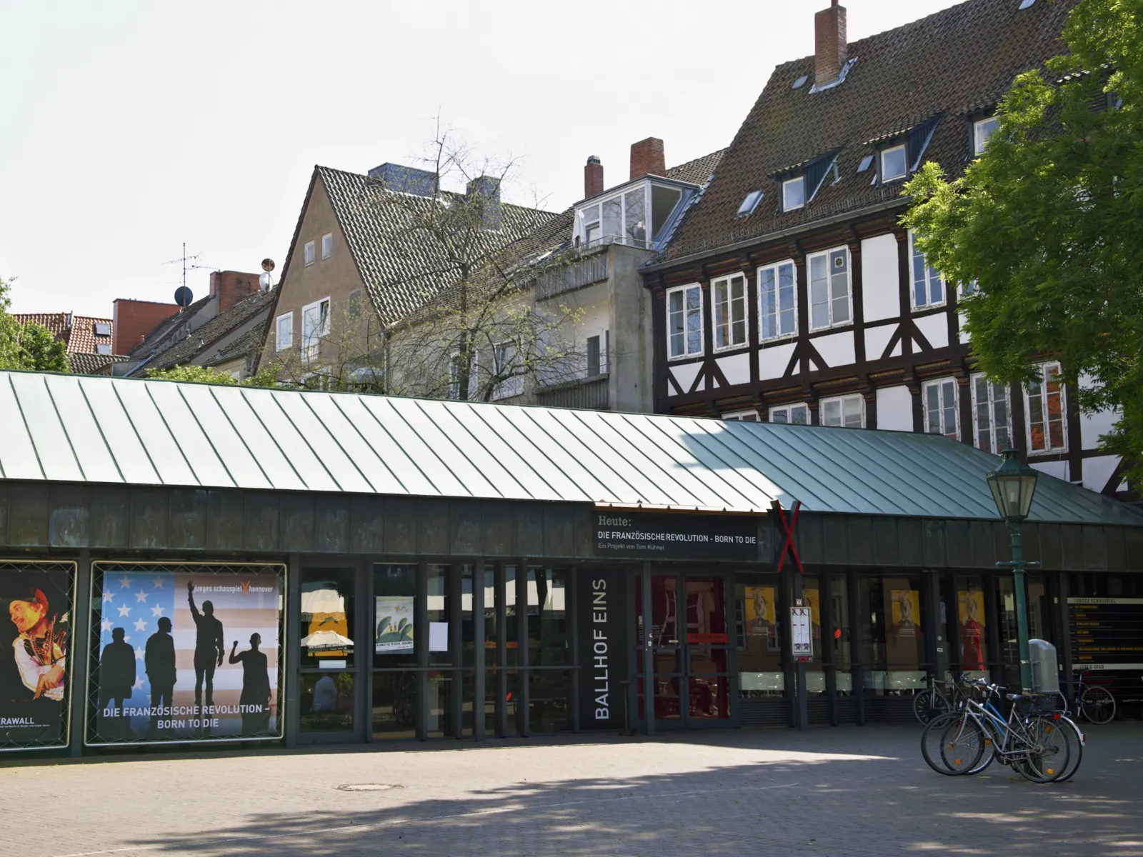 Außenansicht eines Theaters.