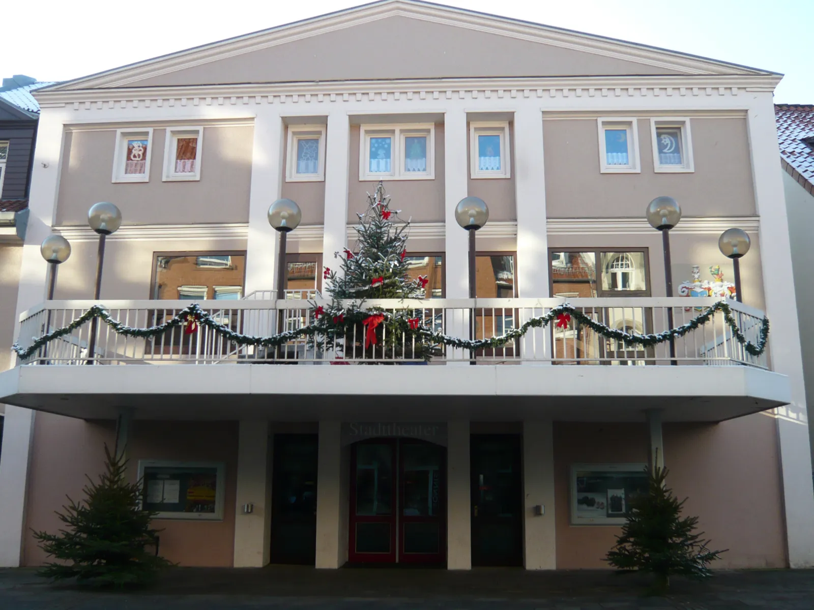 Ein älteres Gebäude mit großem Balkon.