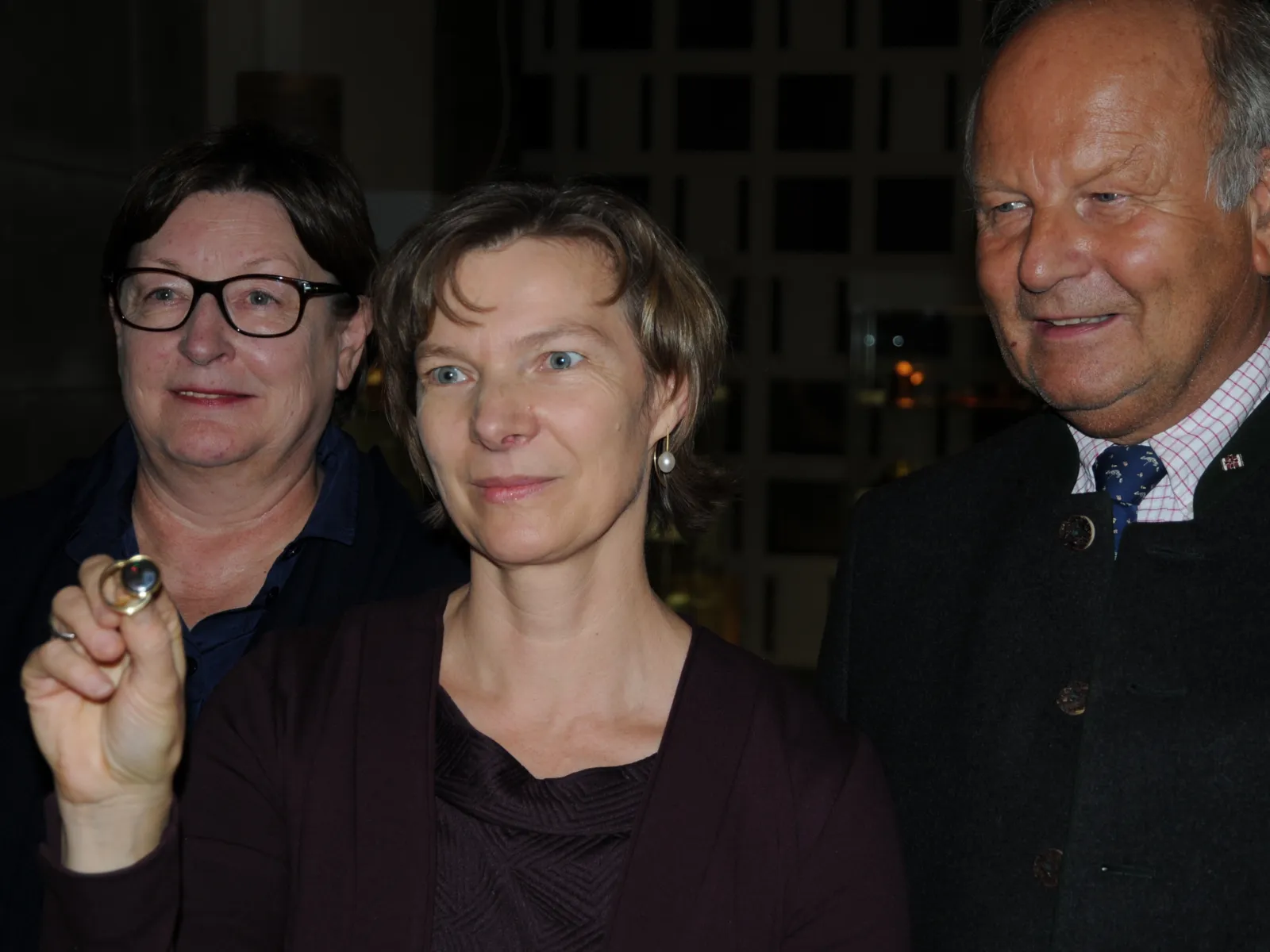 Ein Frau hält einen Ring in den Händen.