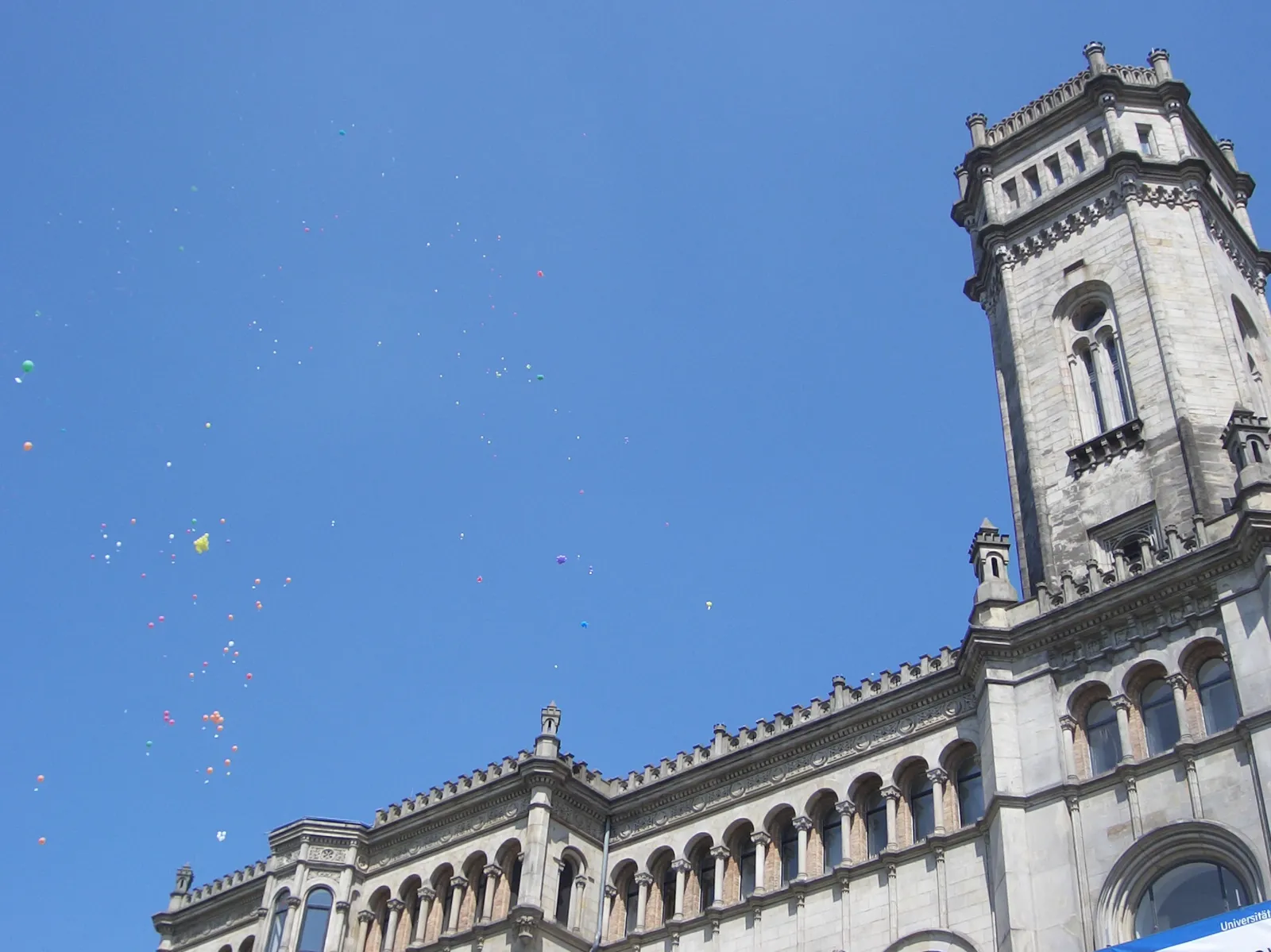 Bunte Ballons vor einem älteren Gebäude.
