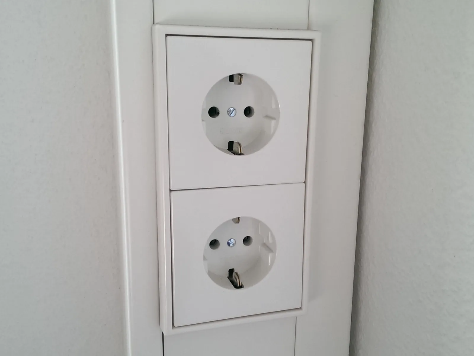 Zwei Steckdosen.