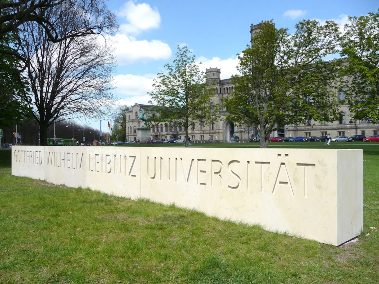 Steinblock mit der Aufschrift "GOTTFRIED WILHELM LEIBNIZ UNIVERSITÄT"
