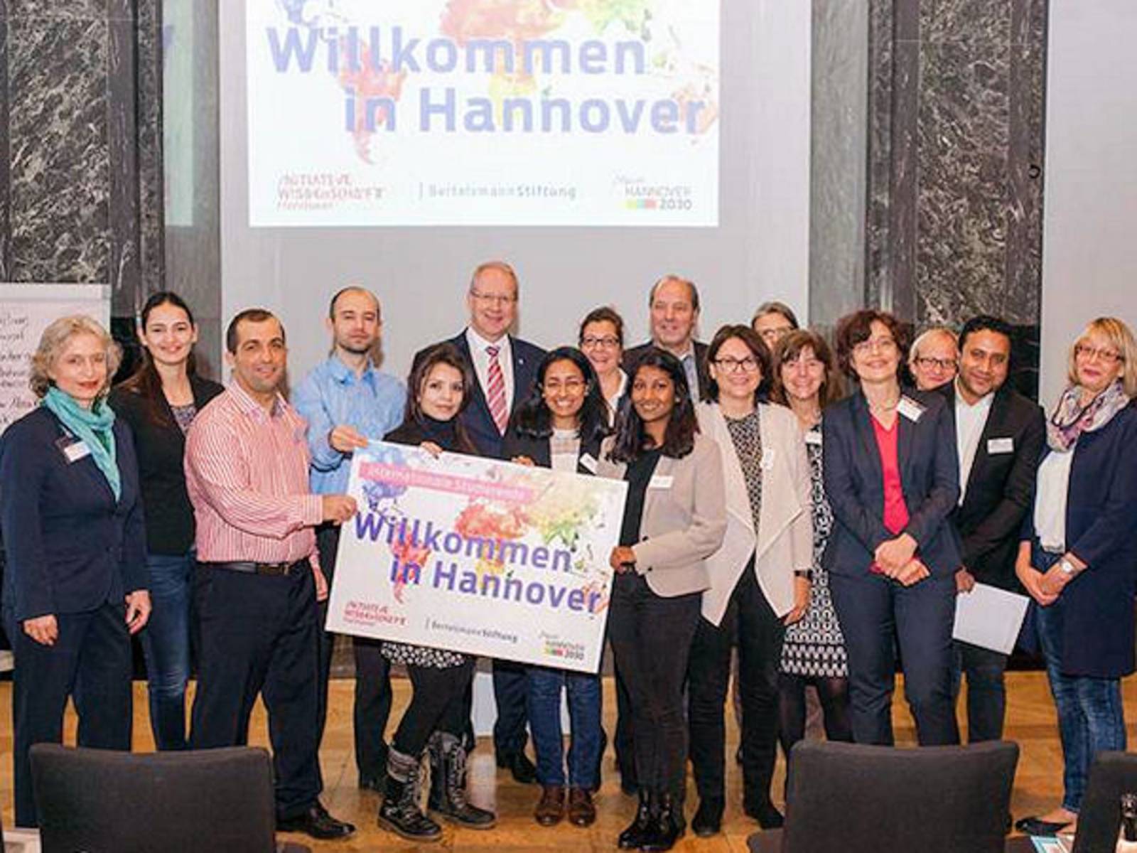 Gruppenbild mit dem Slogan "Willkommen in Hannover"