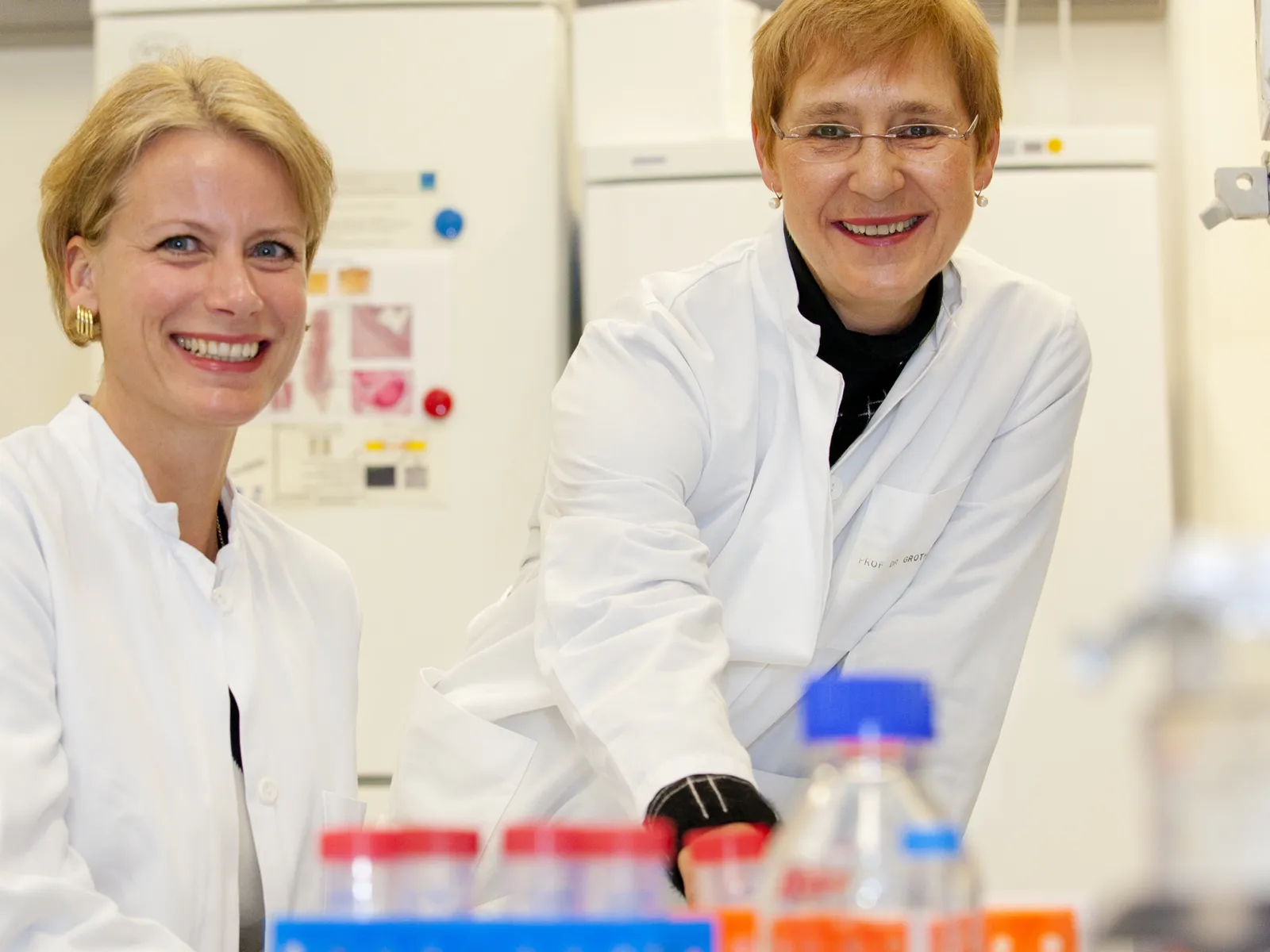 Zwei Frauen in weißen Kitteln