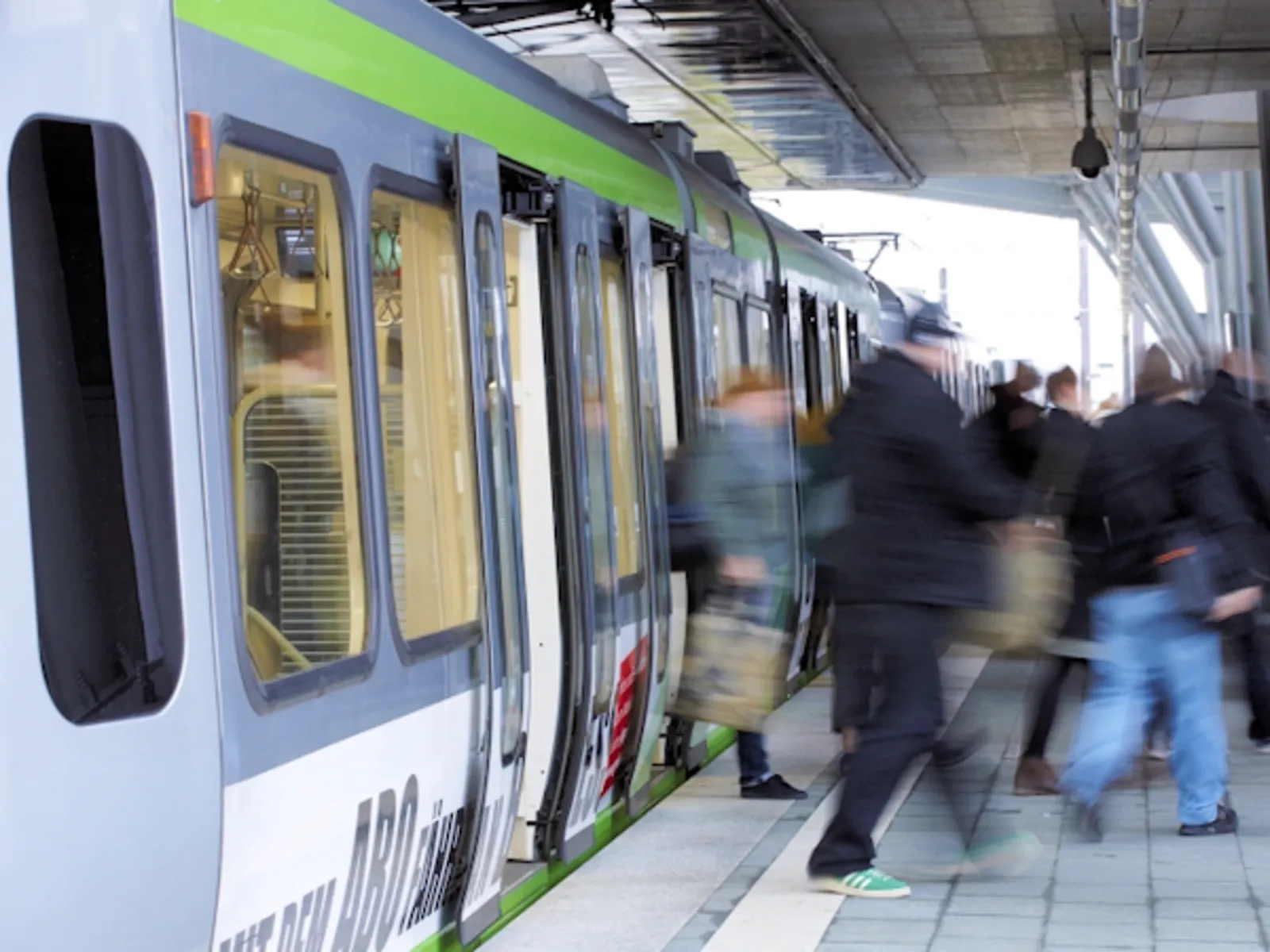 Menschen steigen aus Stadtbahn