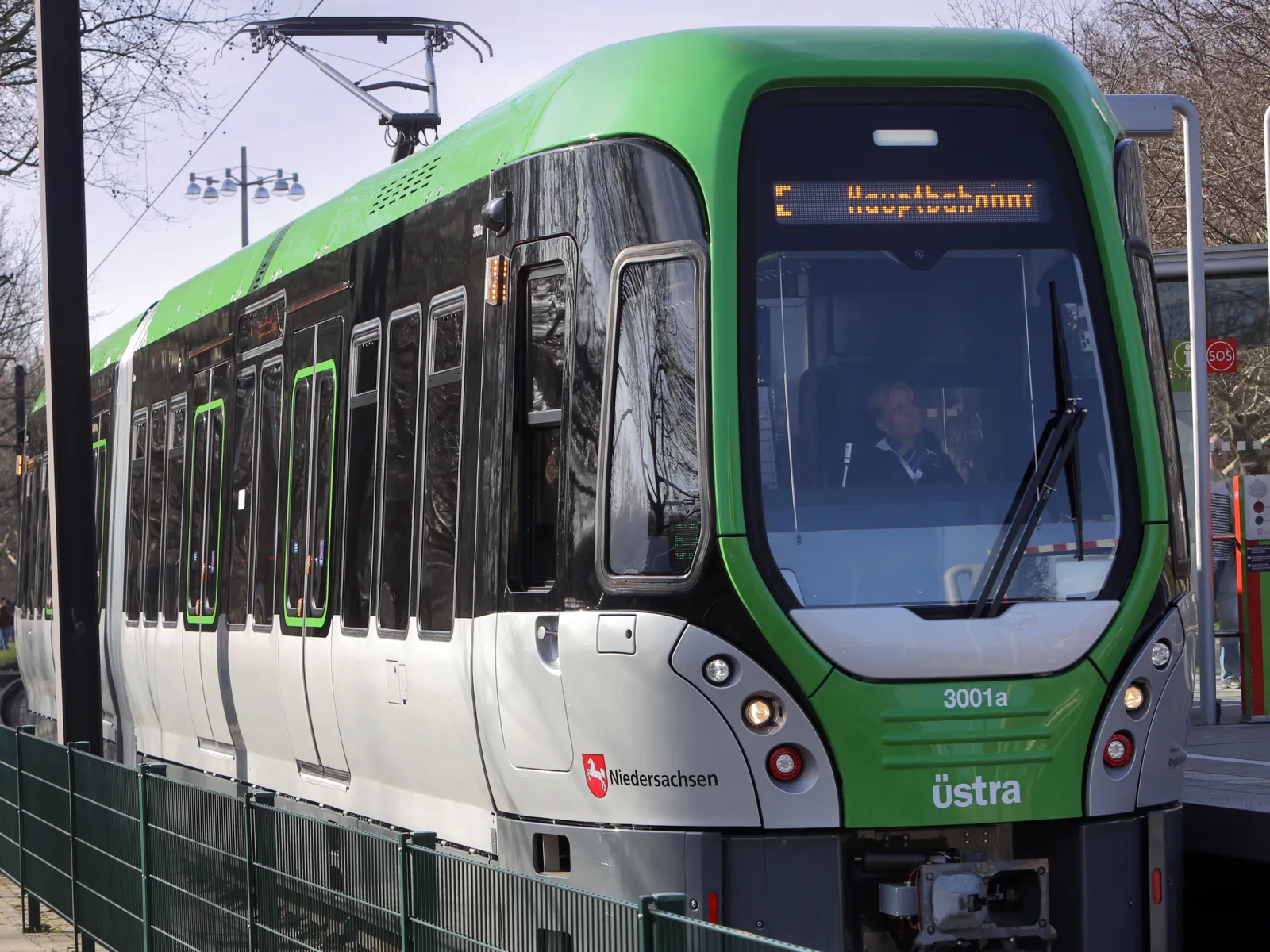 Stadtbahn hält an Hochbahnsteig.