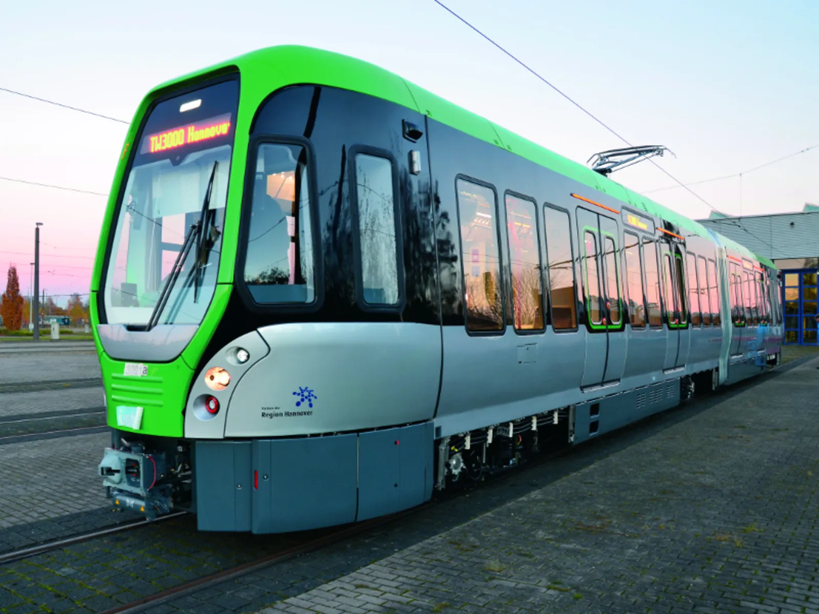 Neuer Stadtbahnwagen seitlich von vorne fotografiert.