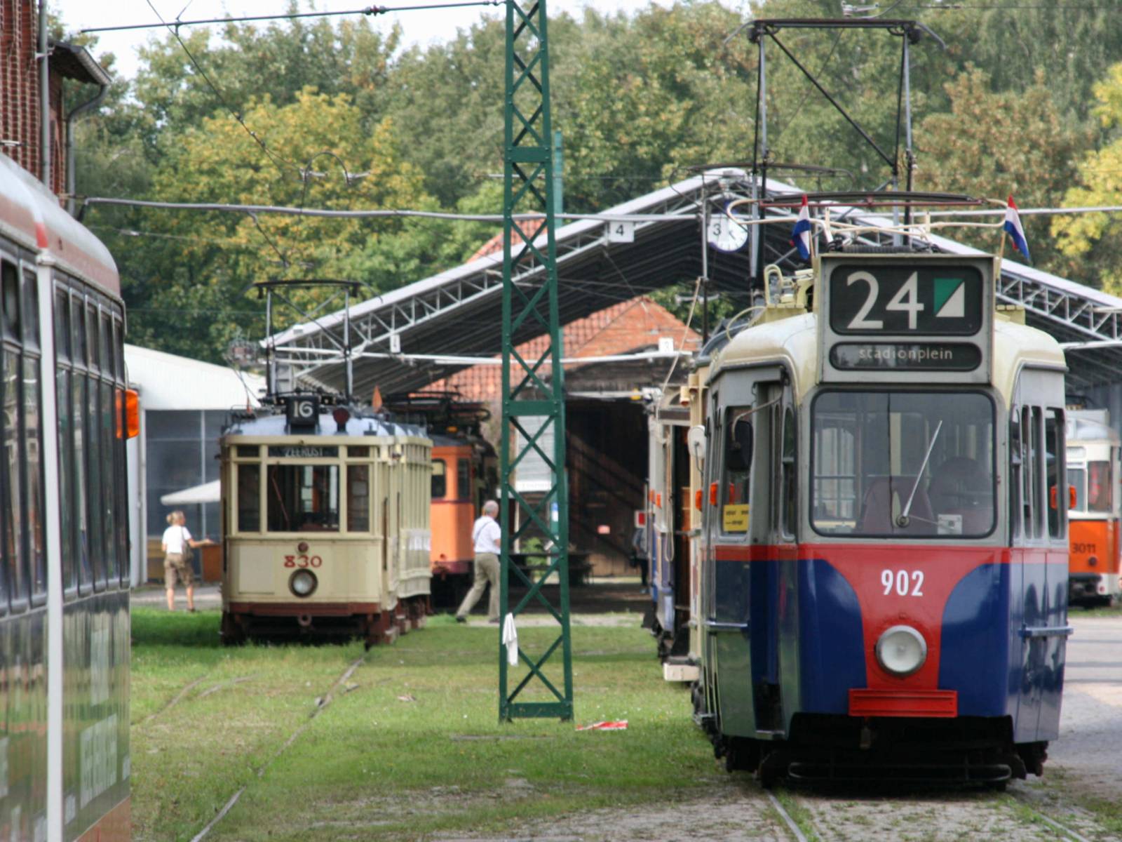 Verschiedene alte Straßenbahnen auf dem Museumshof.