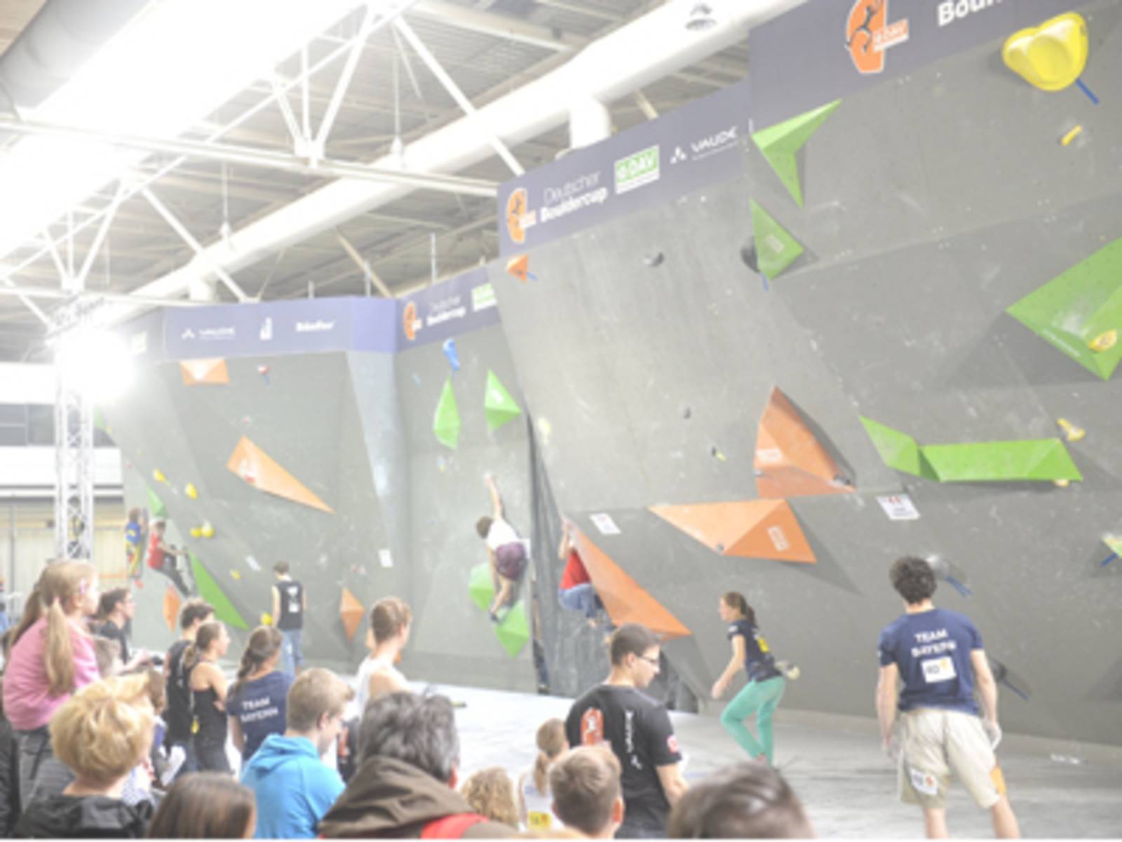 Foto: Die Teilnehmer des Boulder Cup zeigen dem Publikum ihr Können an der Kletterwand.