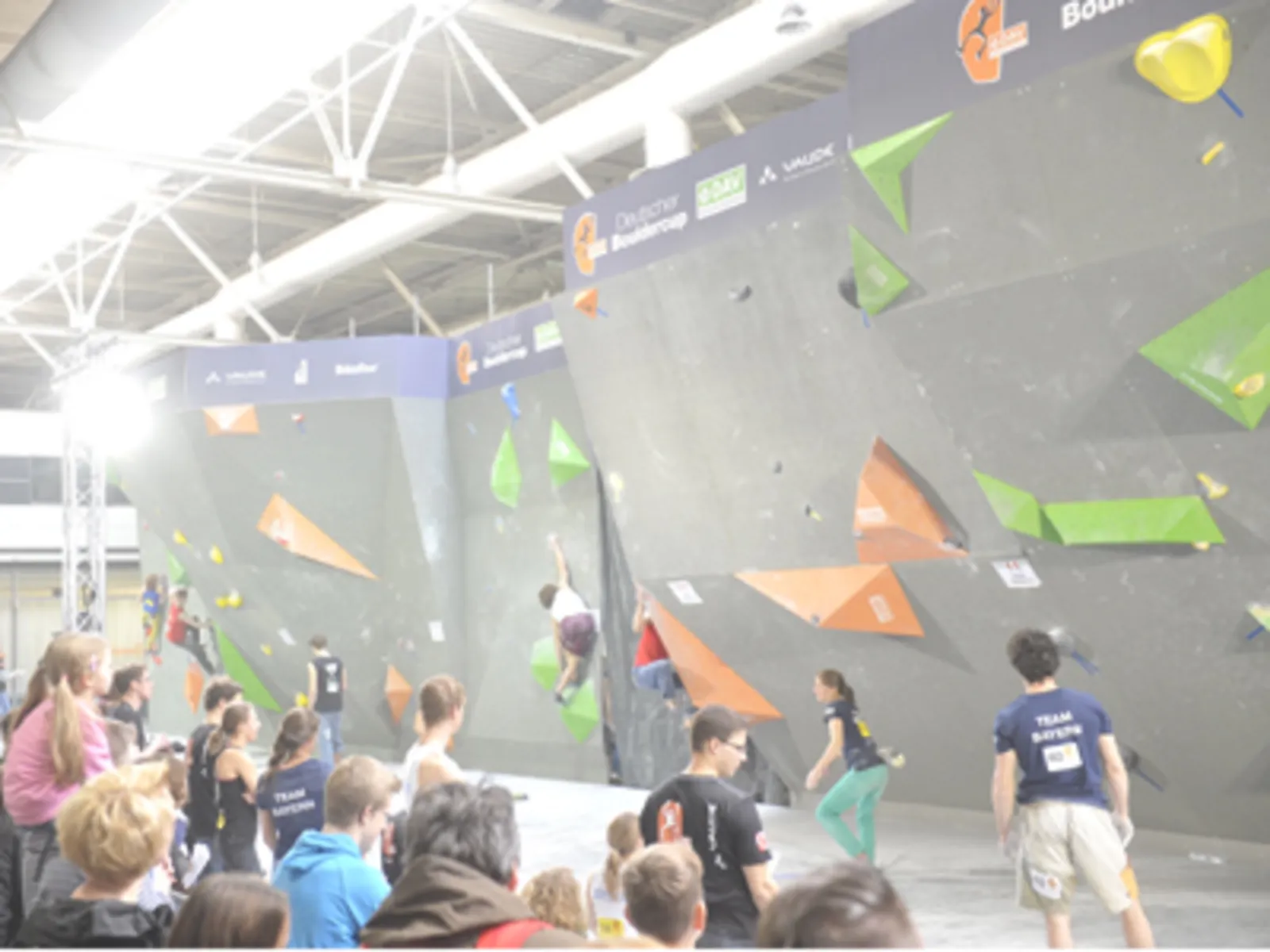 Foto: Die Teilnehmer des Boulder Cup zeigen dem Publikum ihr Können an der Kletterwand.