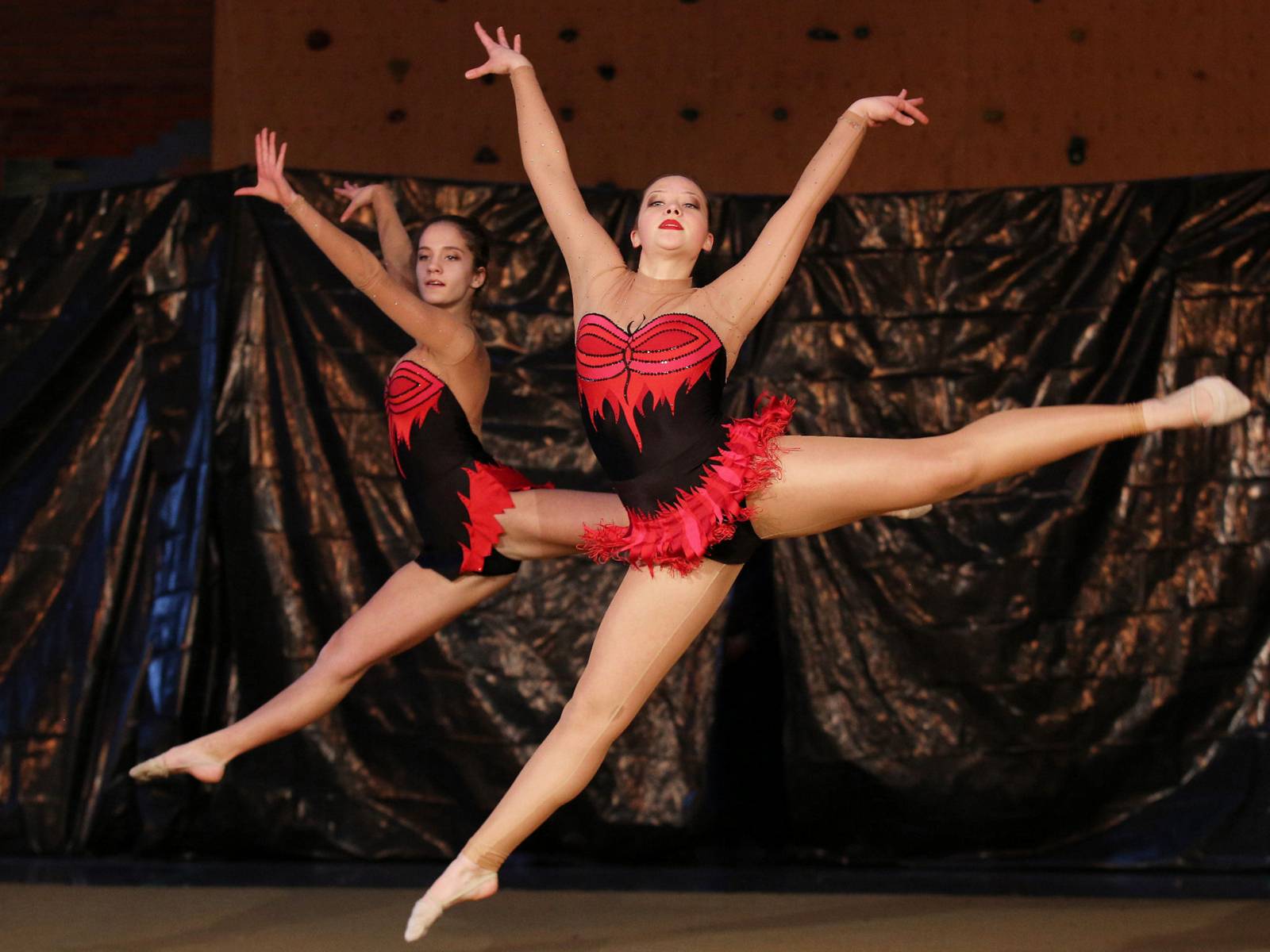 Zwei springende Tänzerinnen
