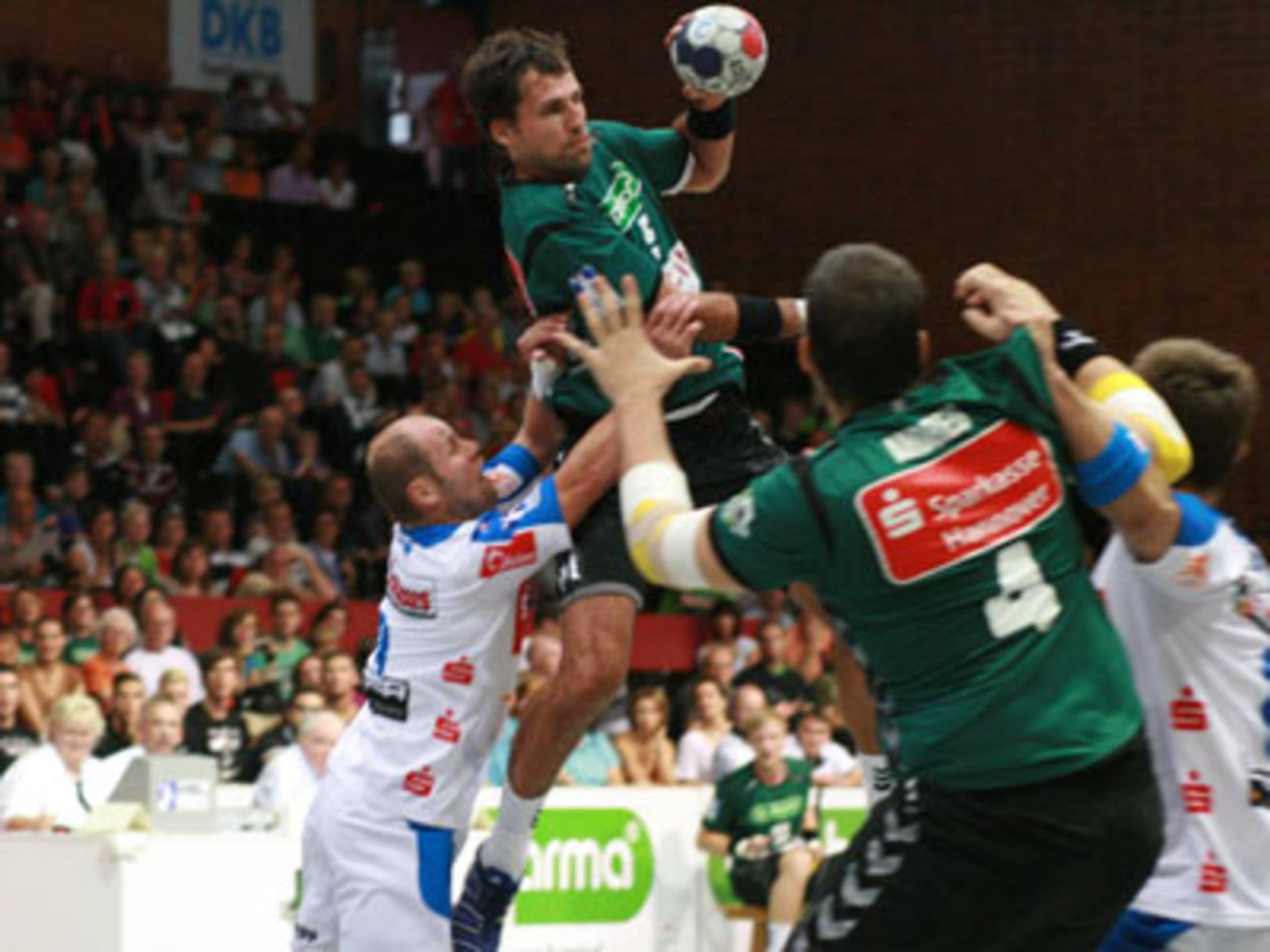 Handballspieler beim Torwurf