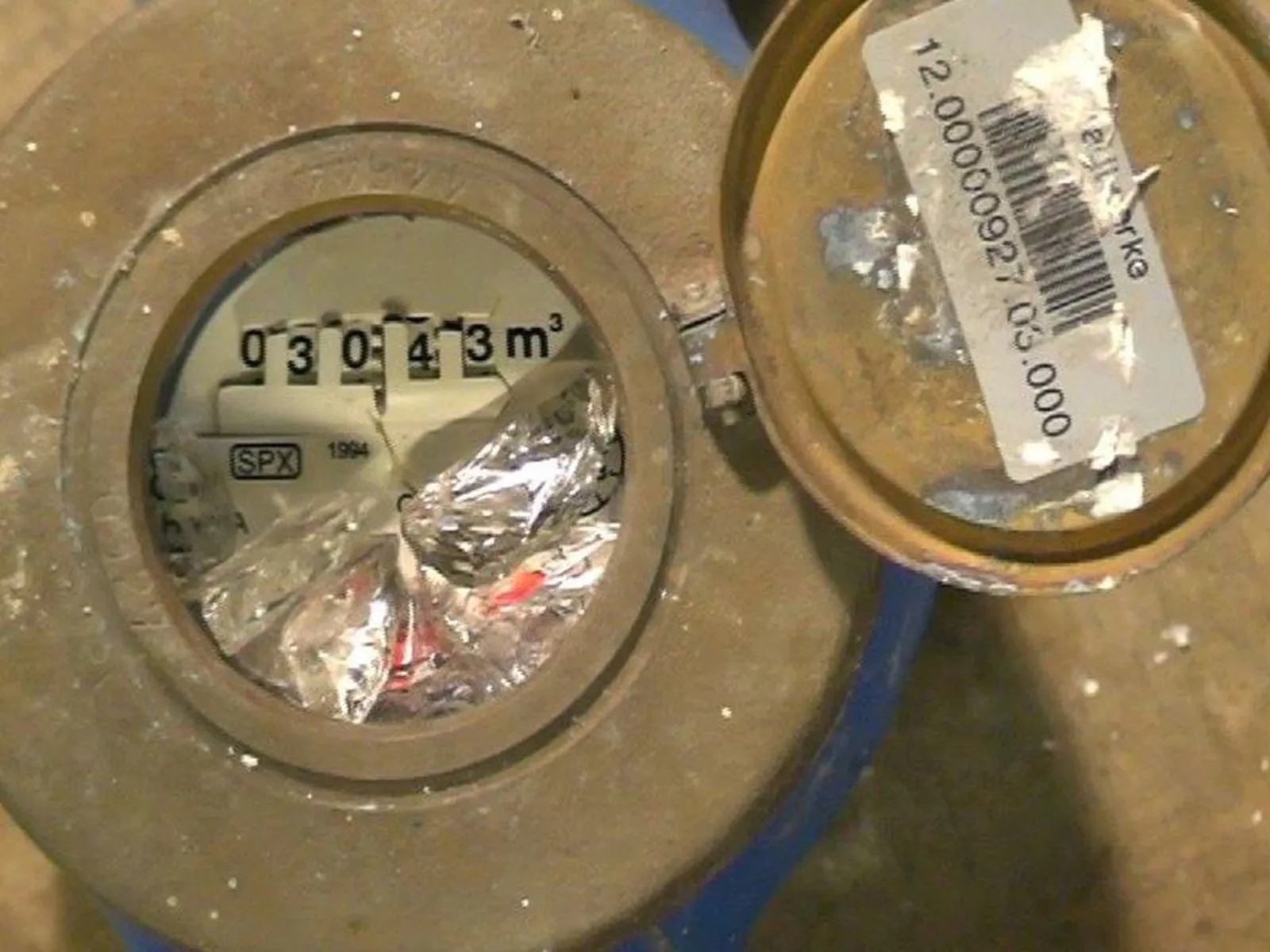 Wasseruhr mit geborstener Scheibe