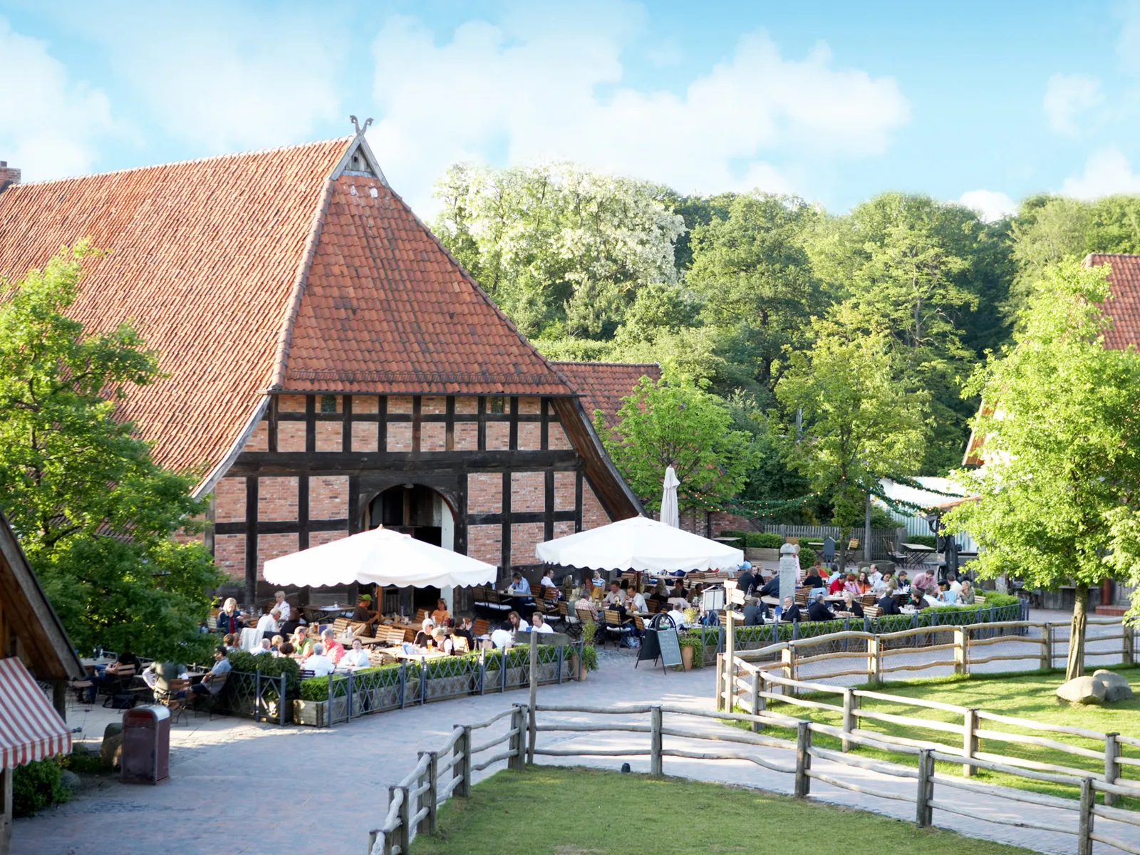 Ein bäuerliches Fachwerkhaus an einer Wiese. 
