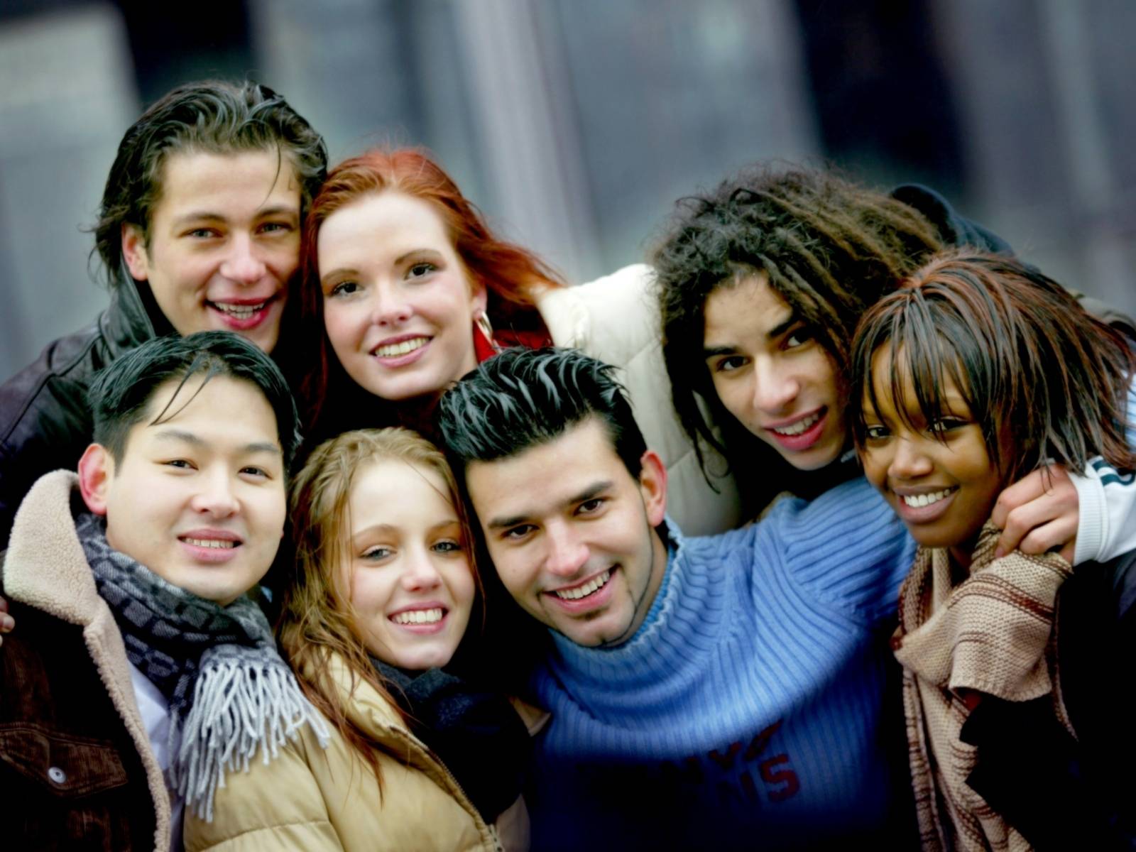 Jugendliche aus verschiedenen Ländern posieren für ein Gruppenfoto.