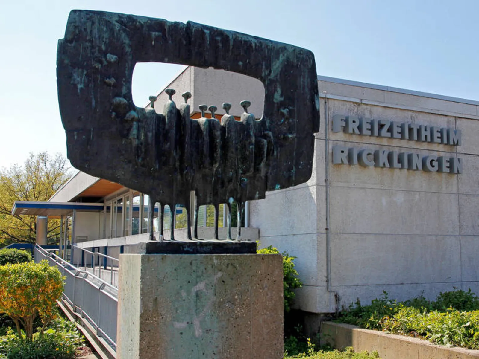 Skulptur "Große gerahmte Figuren" vor dem Stadtteilzentrum Ricklingen